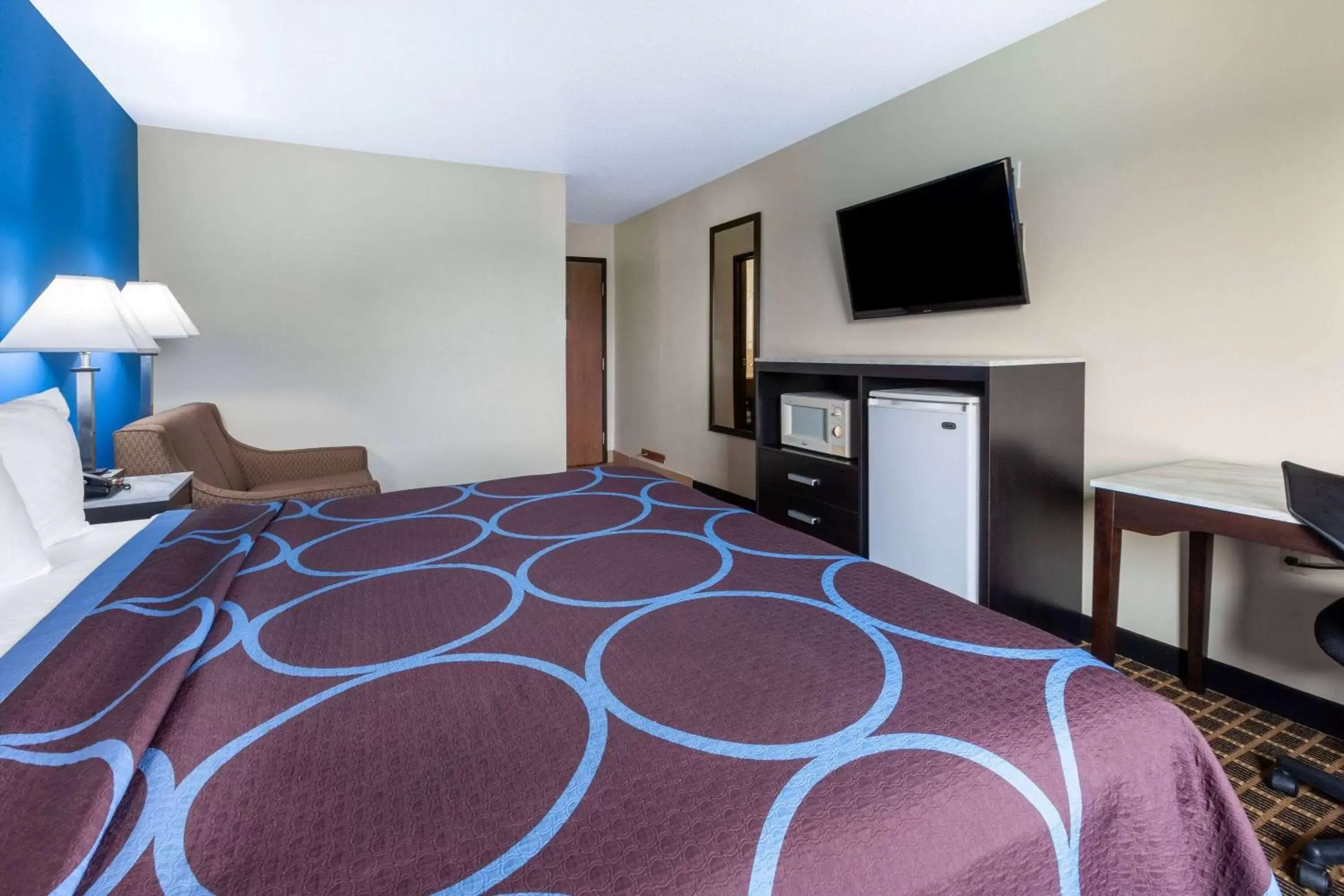 Photo of the whole room, Bed in Super 8 by Wyndham Elkhart