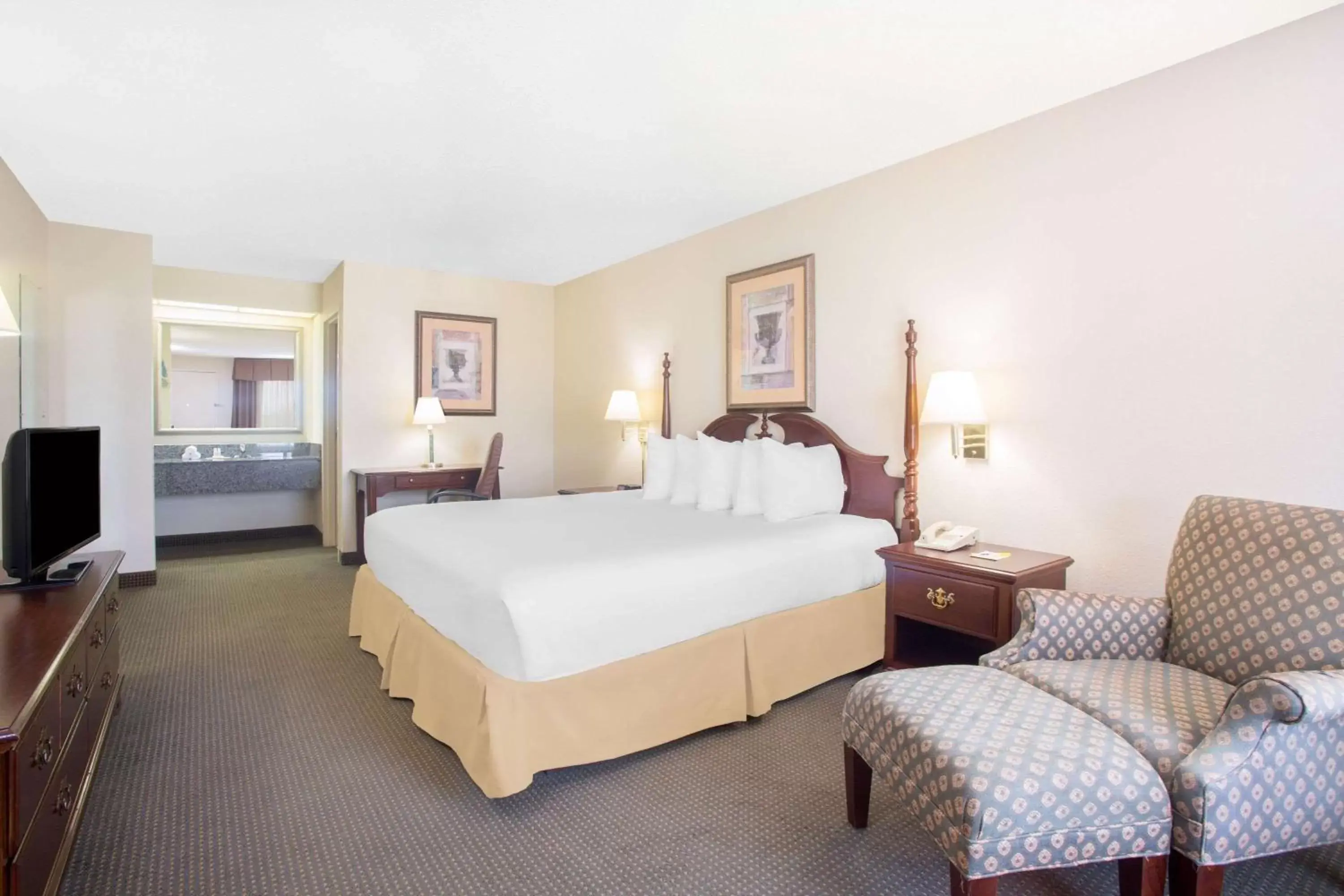 Photo of the whole room, Bed in Days Inn by Wyndham Metter
