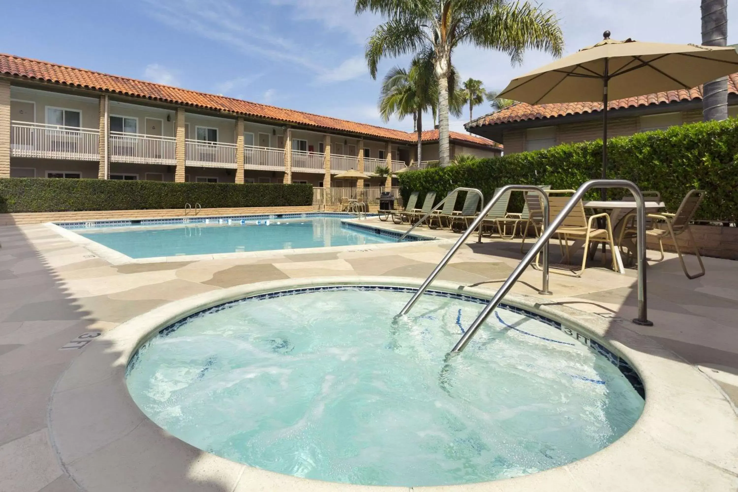 On site, Swimming Pool in Travelodge by Wyndham Orange County Airport/ Costa Mesa