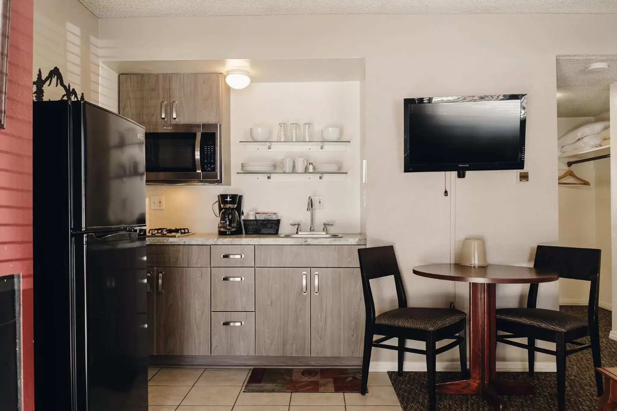 Kitchen or kitchenette, Kitchen/Kitchenette in Vintage Lakeside Inn