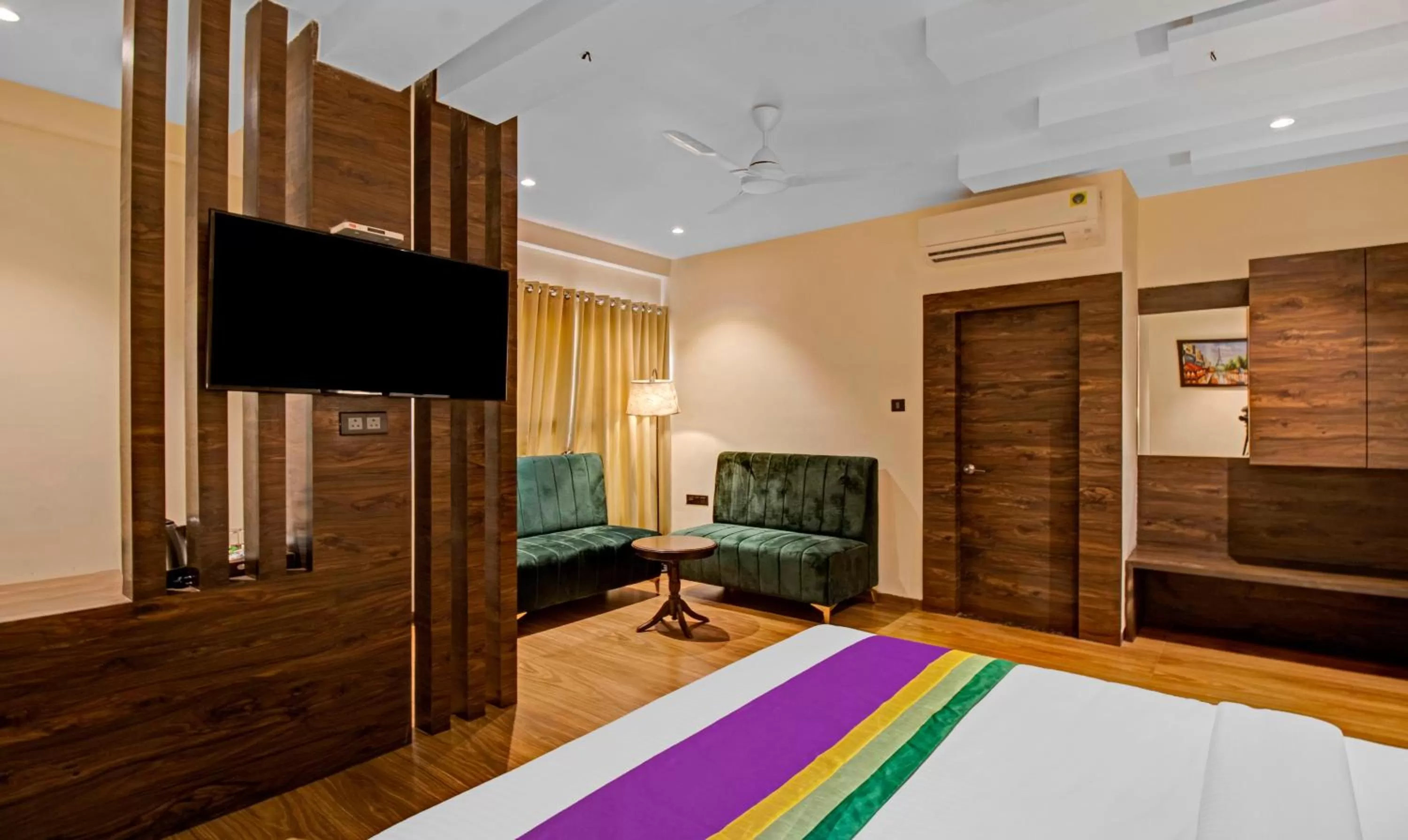 TV and multimedia, Bed in Treebo Premium Median Inn