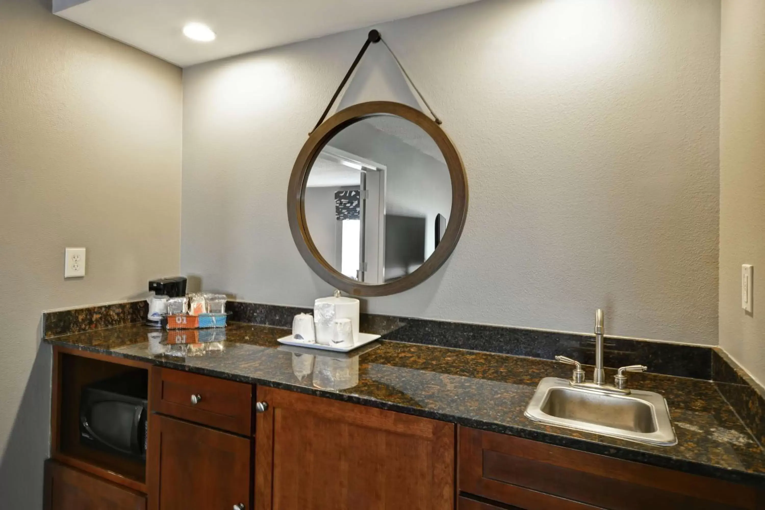 Photo of the whole room, Bathroom in Hampton Inn & Suites Columbus-Easton Area