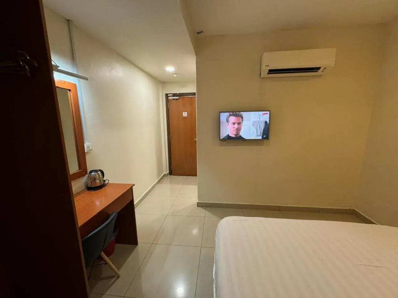 Bed, TV/Entertainment Center in Aeton Hotel