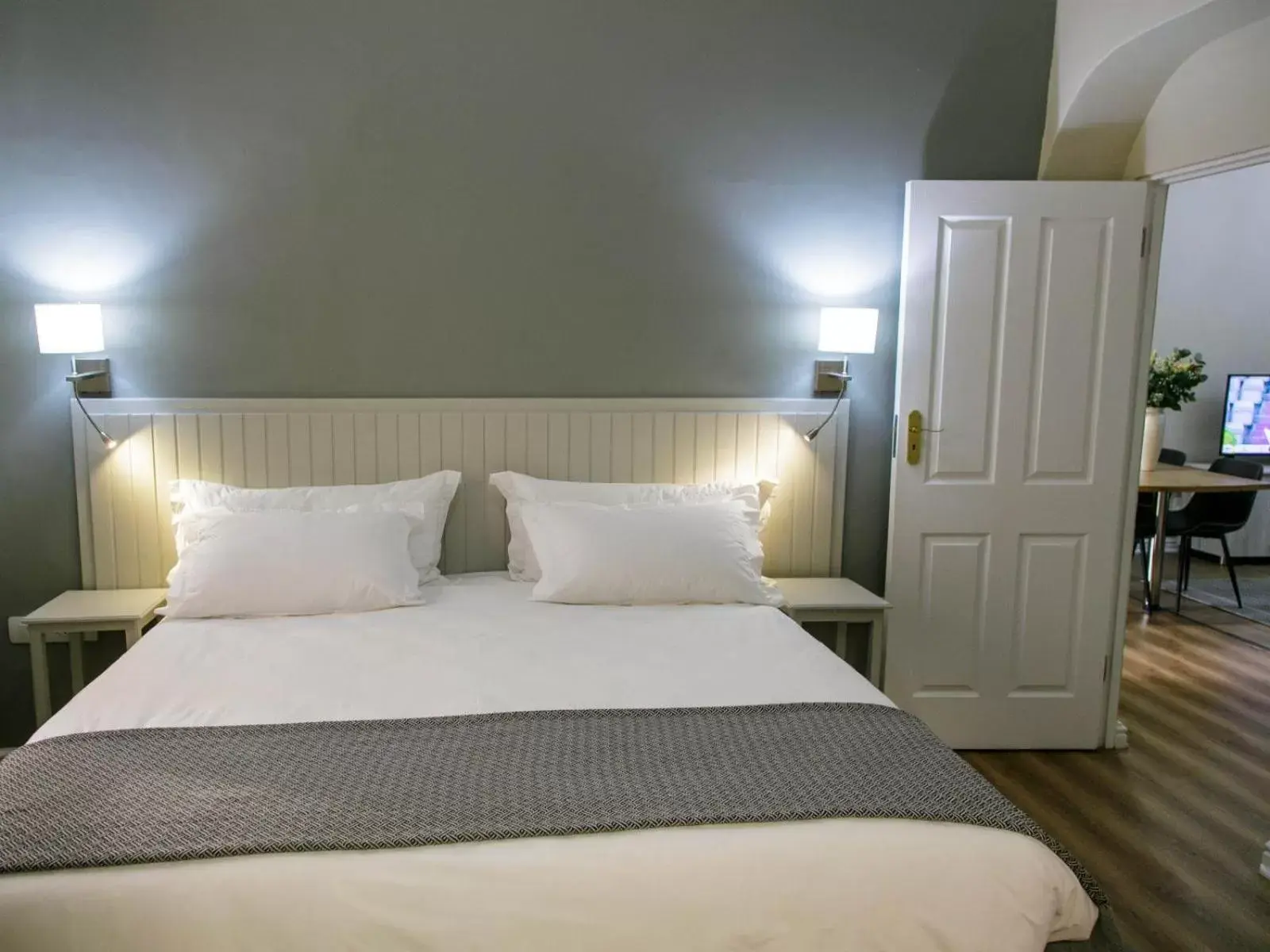 Bedroom, Bed in Queens Hotel by BON Hotels