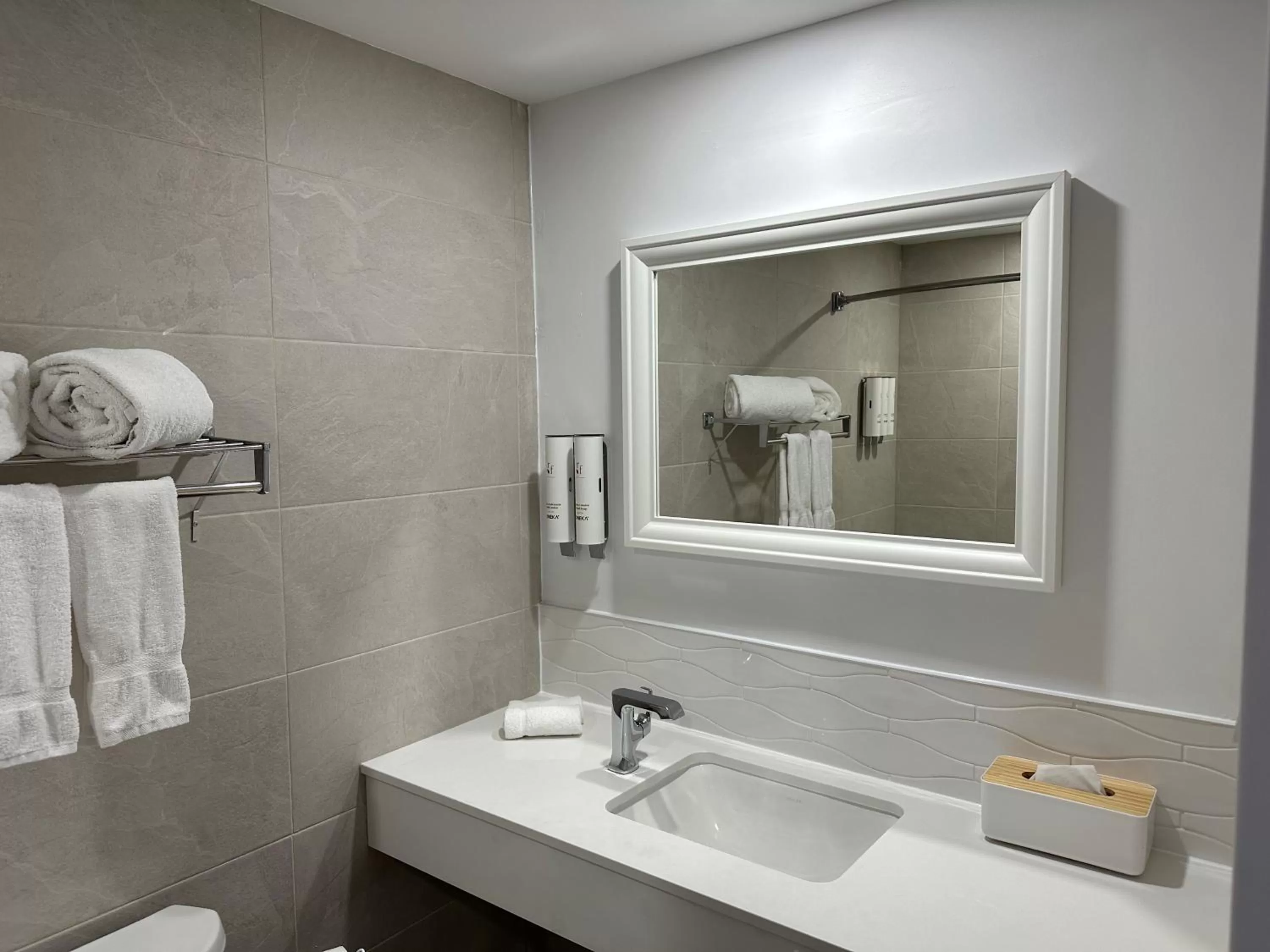 Bathroom in Hotel Ruby Foo's