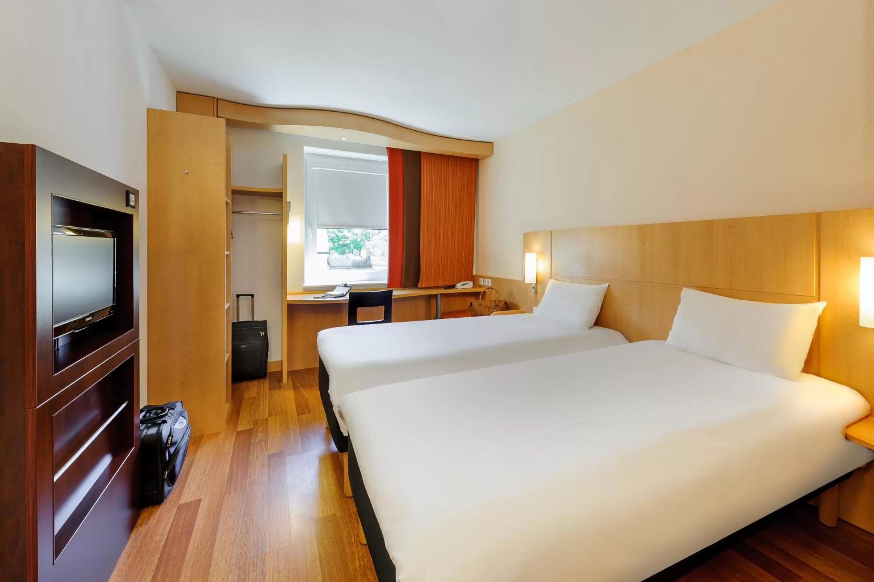 Photo of the whole room, Bed in ibis Konstanz
