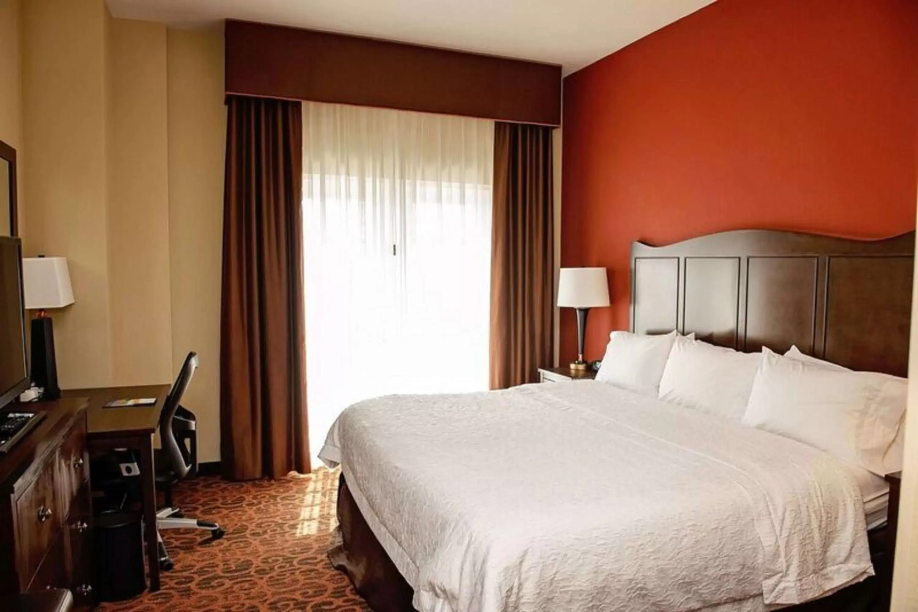Bedroom, Bed in Hampton Inn & Suites Bradenton