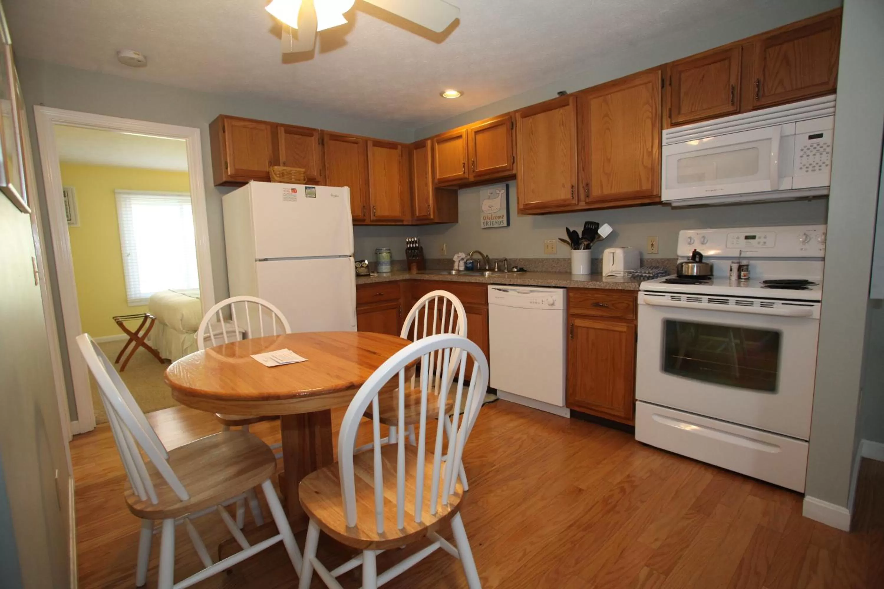 Kitchen or kitchenette, Kitchen/Kitchenette in Elmwood Resort Hotel