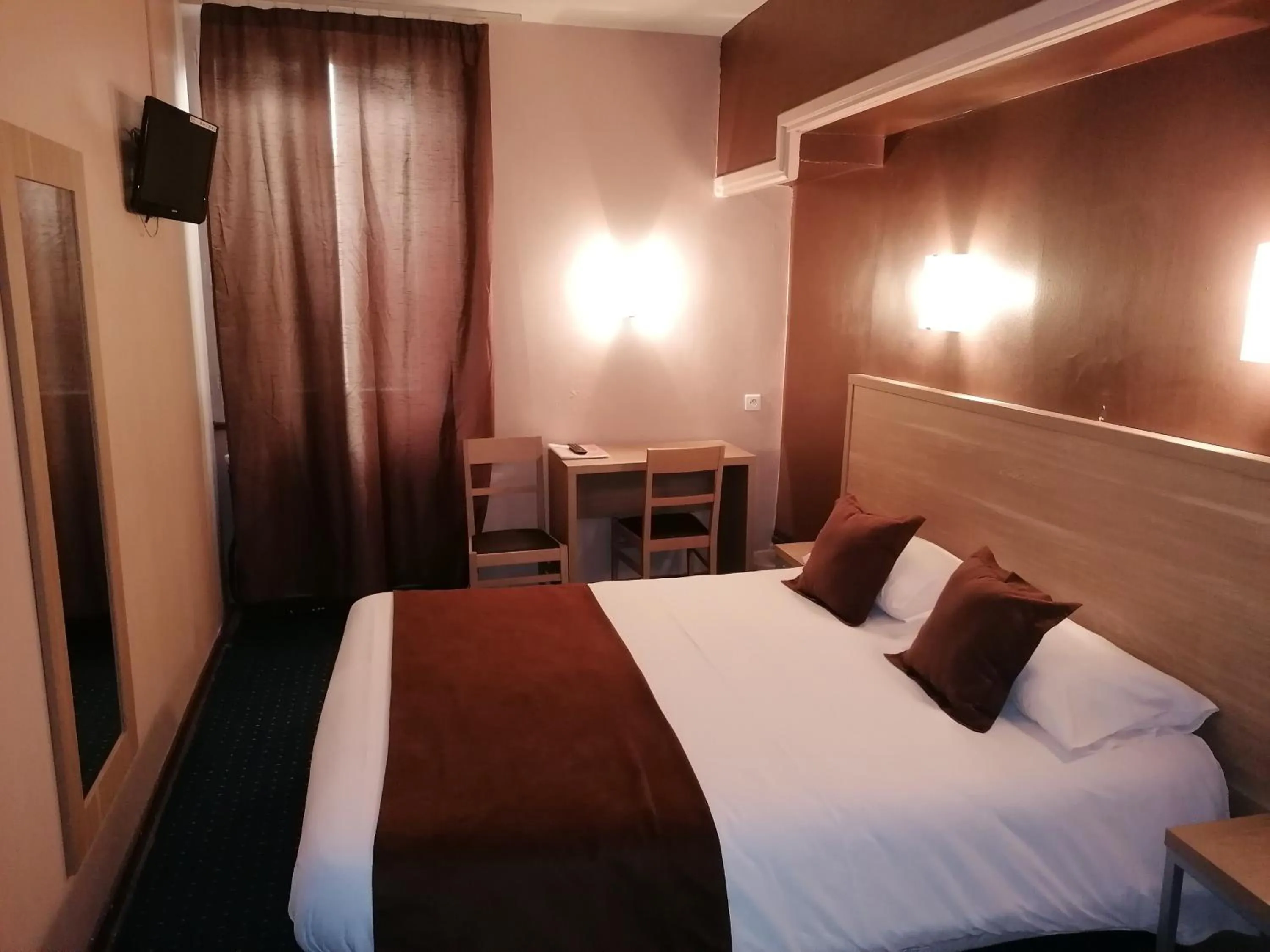 Property building, Bed in Logis Hôtel Saint Jacques