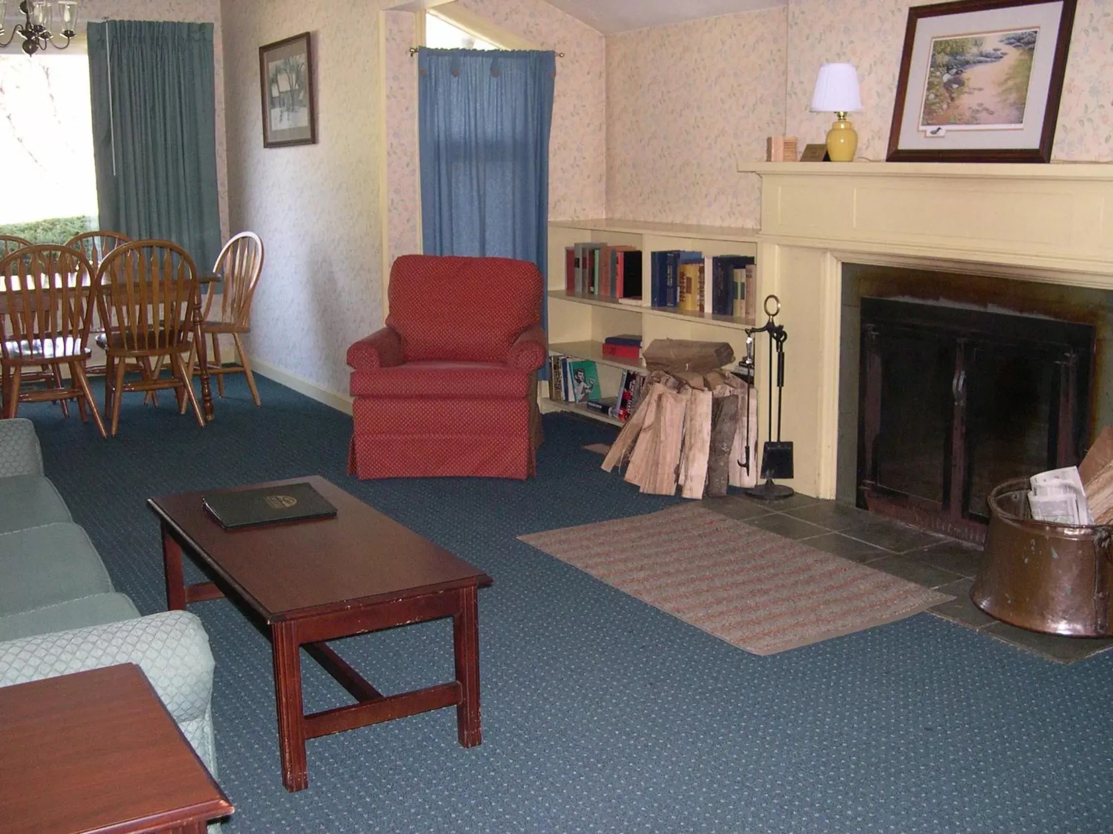 Seating Area in Stowe Motel & Snowdrift