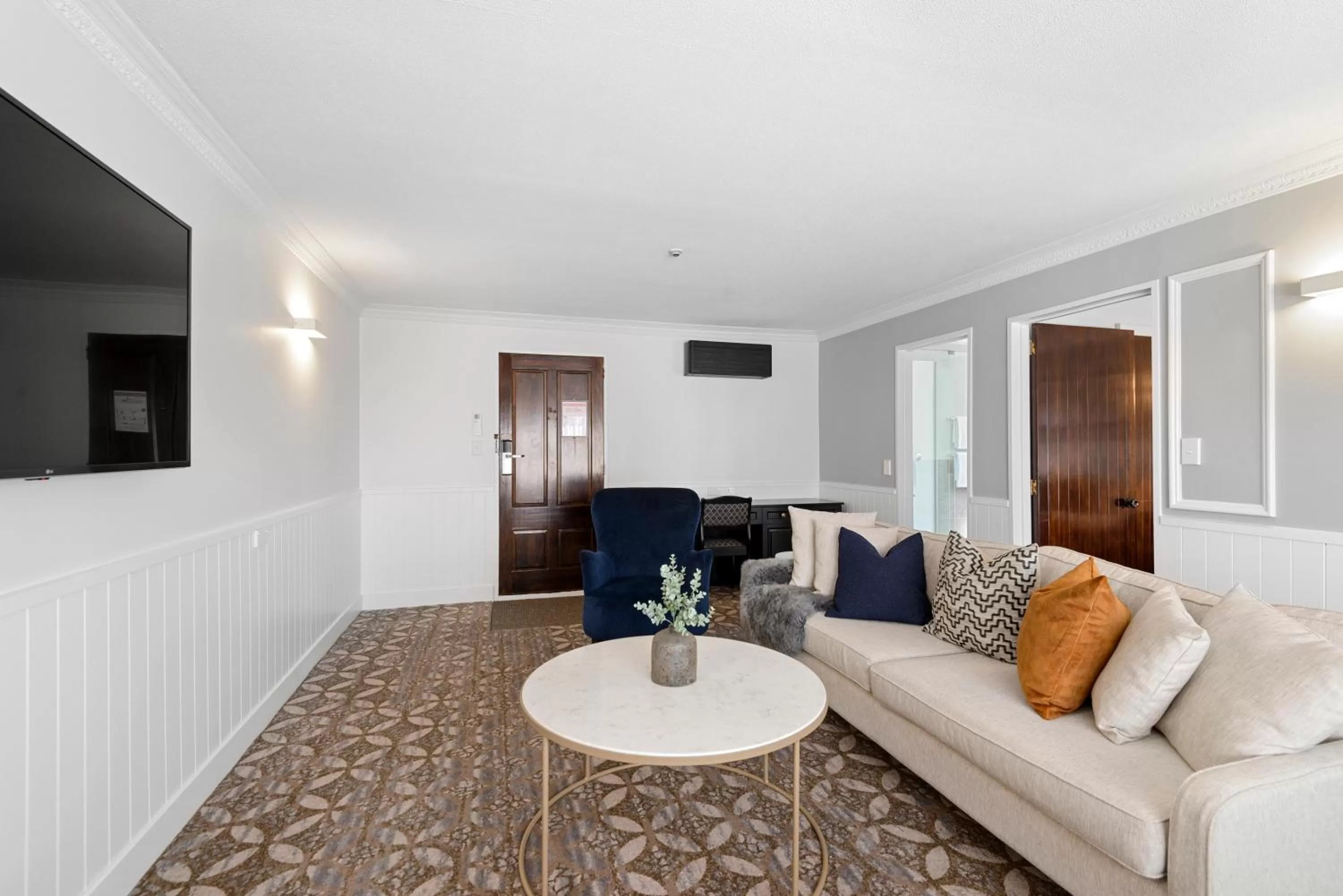 Living room, Bed in Scenic Hotel Cotswold