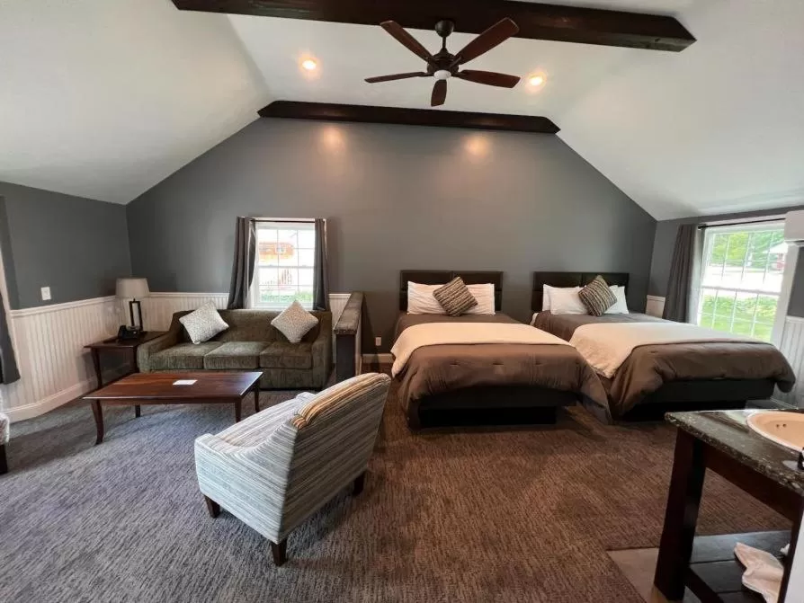 Bed in New England Inn & Lodge