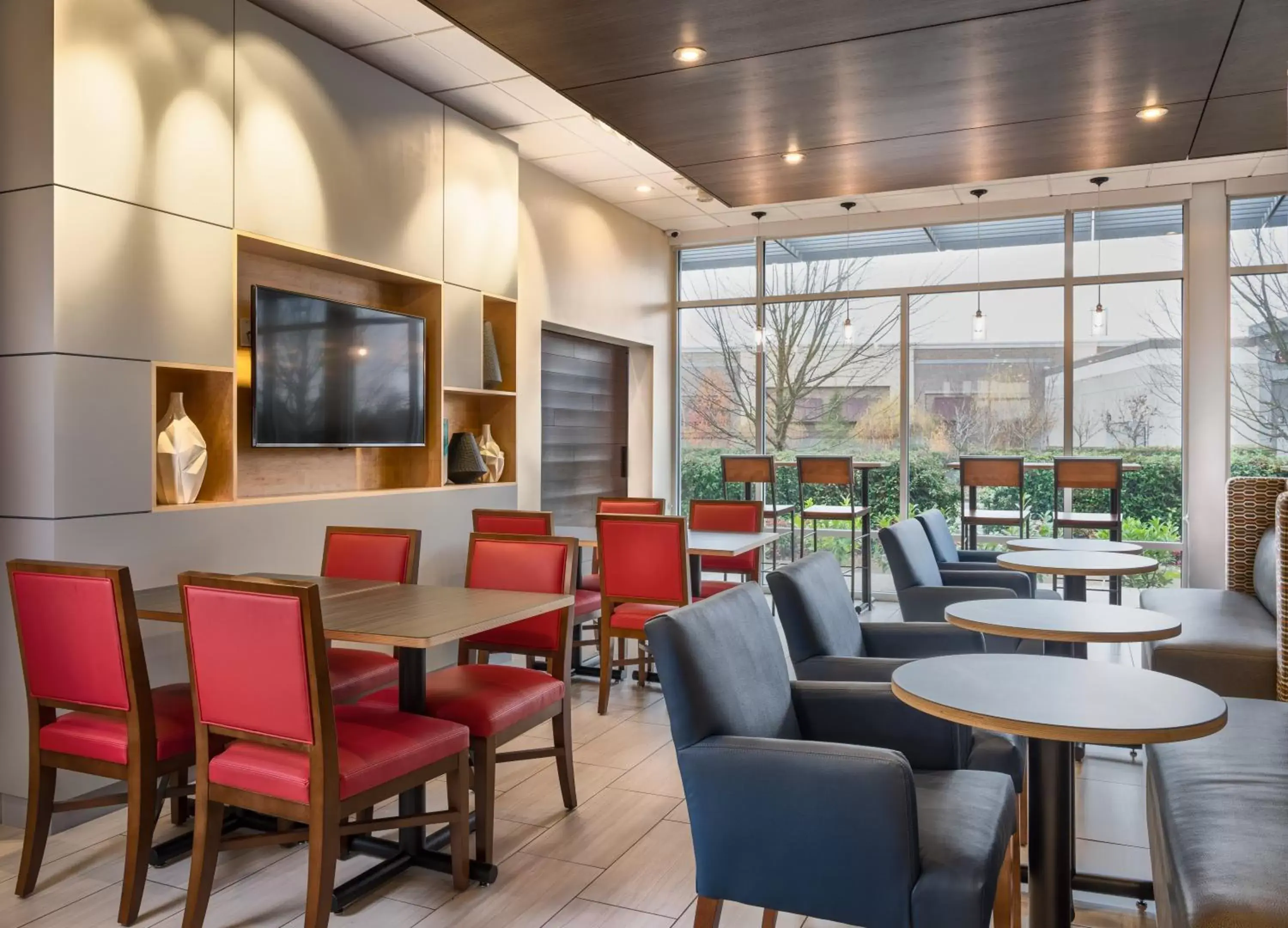 Breakfast, Lounge/Bar in Holiday Inn Express & Suites Salem North - Keizer, an IHG Hotel