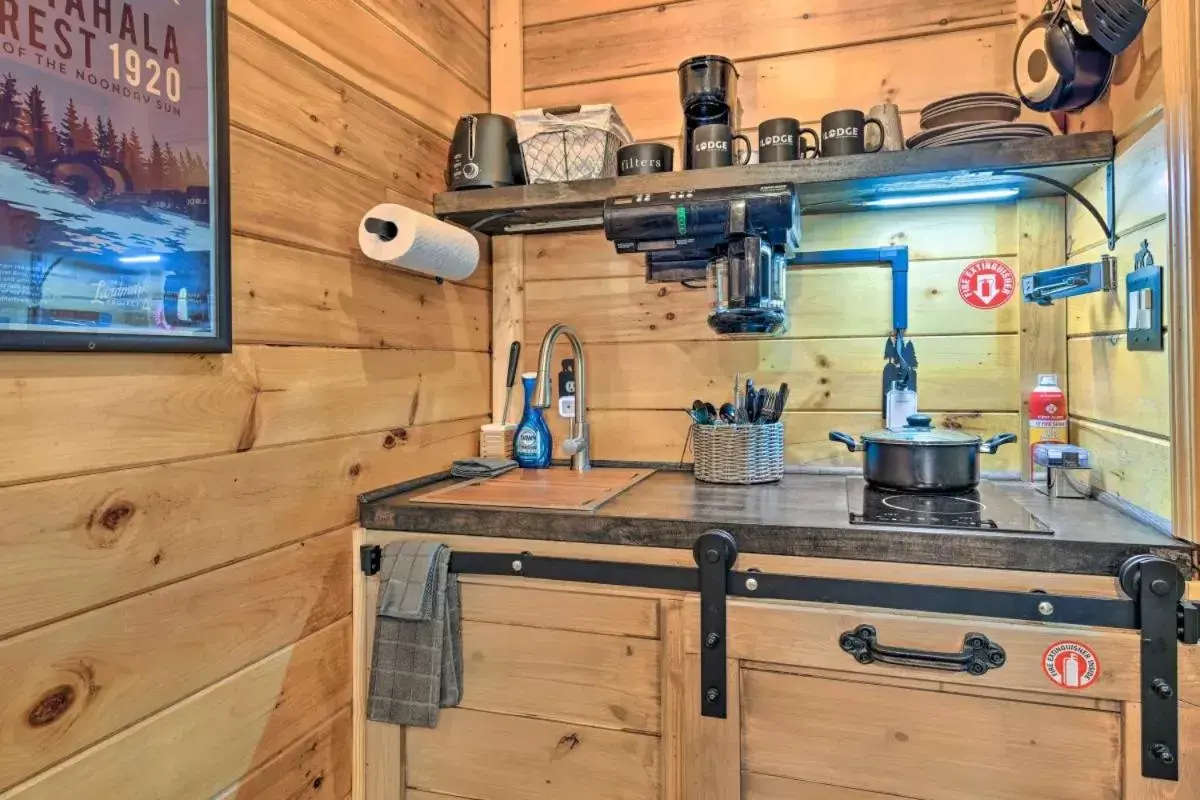 Kitchen/Kitchenette in The Lodge Nantahala River