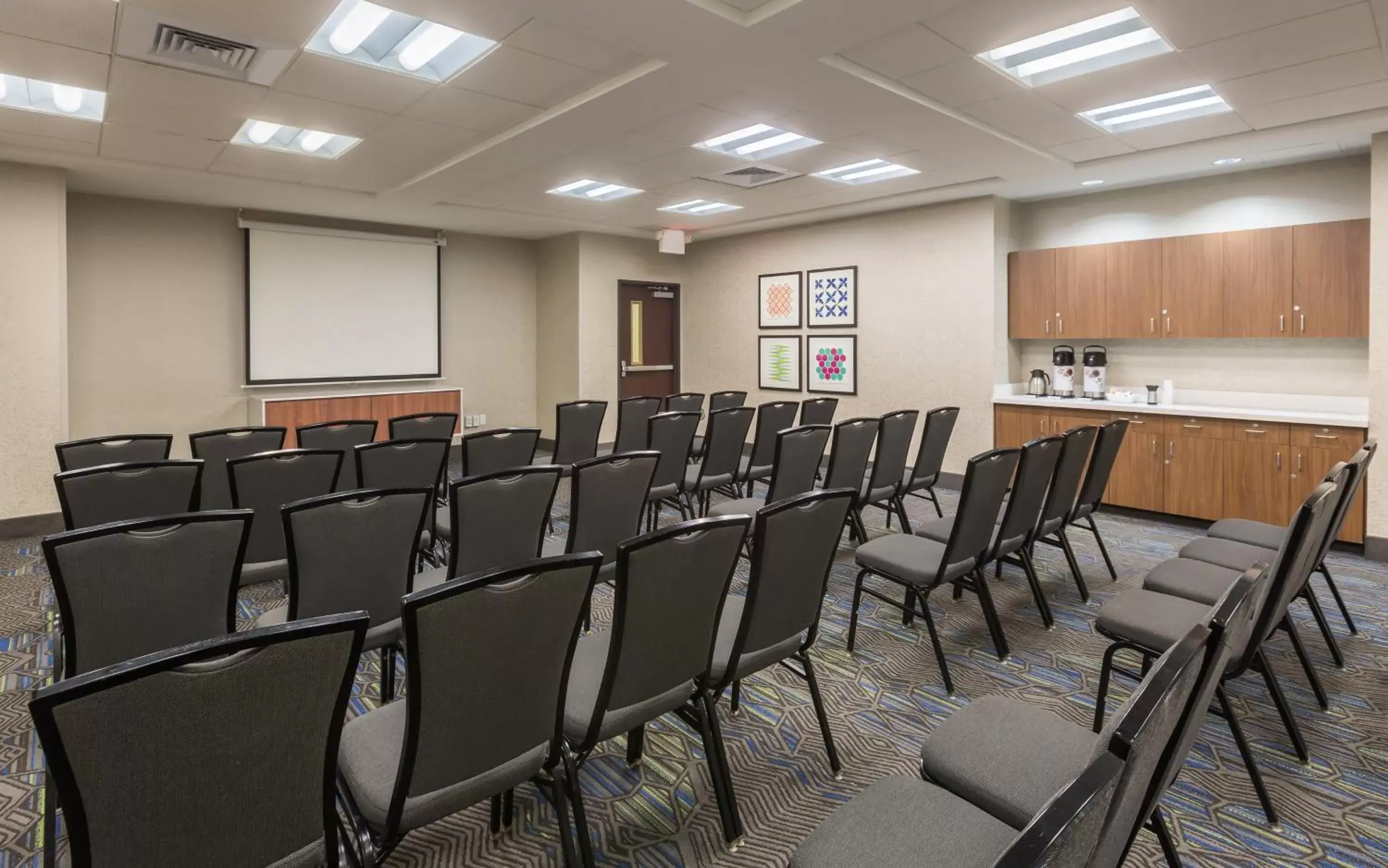 Meeting/conference room in Holiday Inn Express Hotel & Suites Eugene Downtown - University, an IHG Hotel