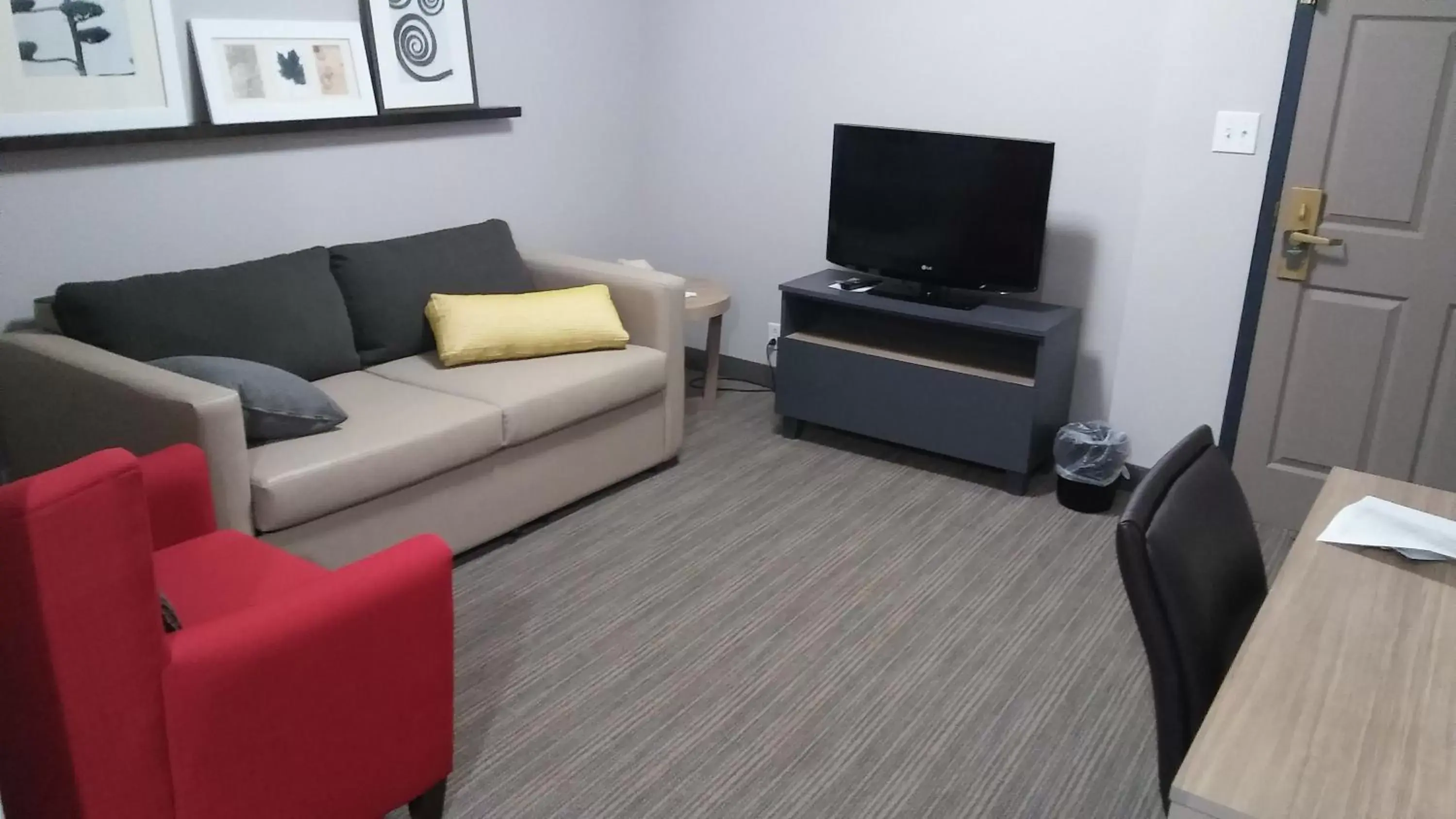 Seating Area in Country Inn & Suites by Radisson, Roanoke, VA