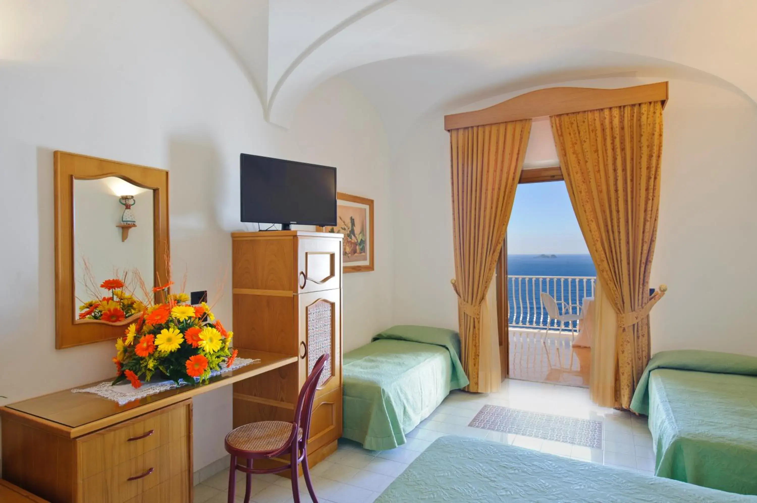 Classic Quadruple Room with Terrace and Sea View in Tramonto d'Oro