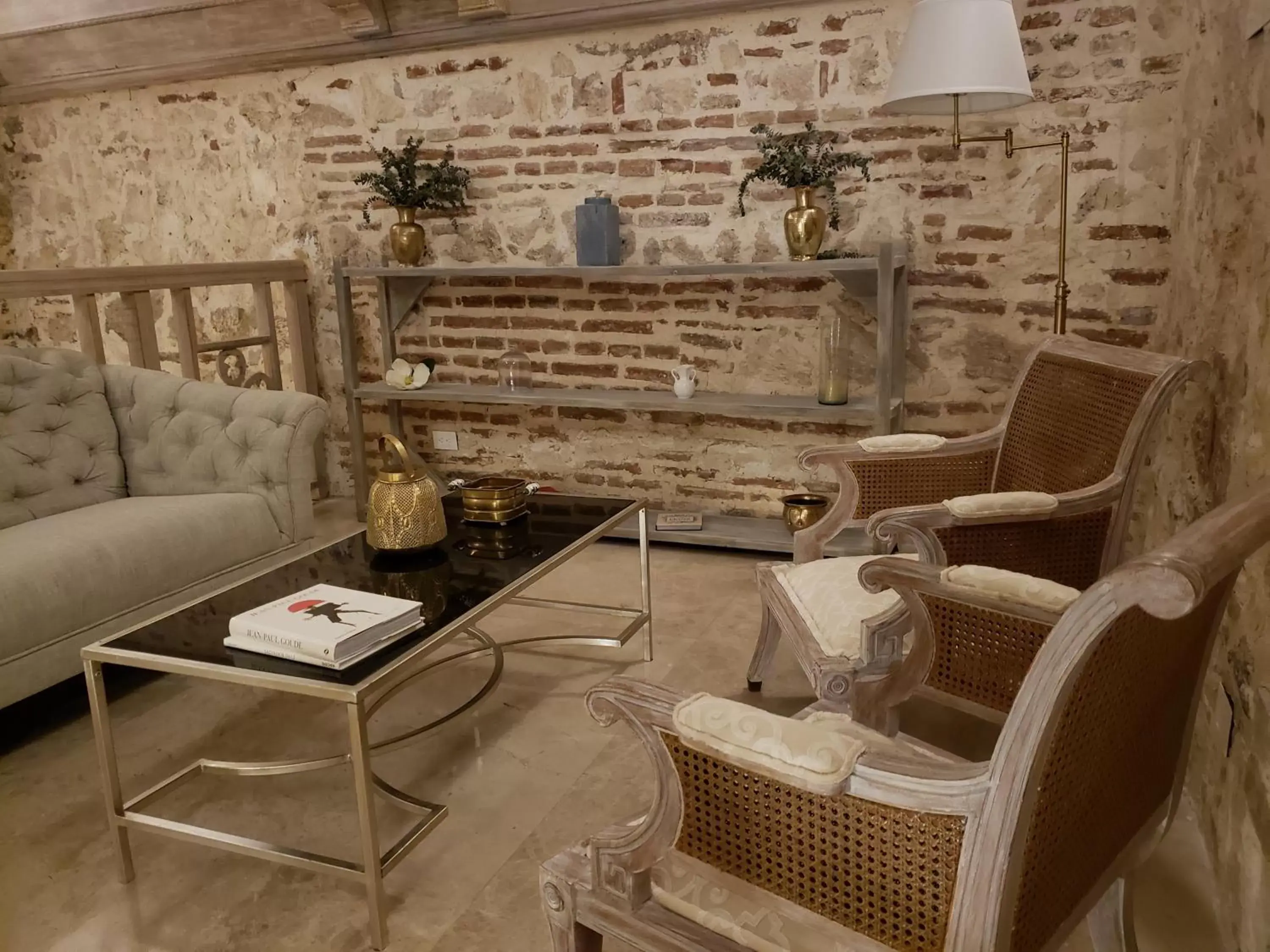 Library, Seating Area in Hotel Monaguillo de Getsemaní