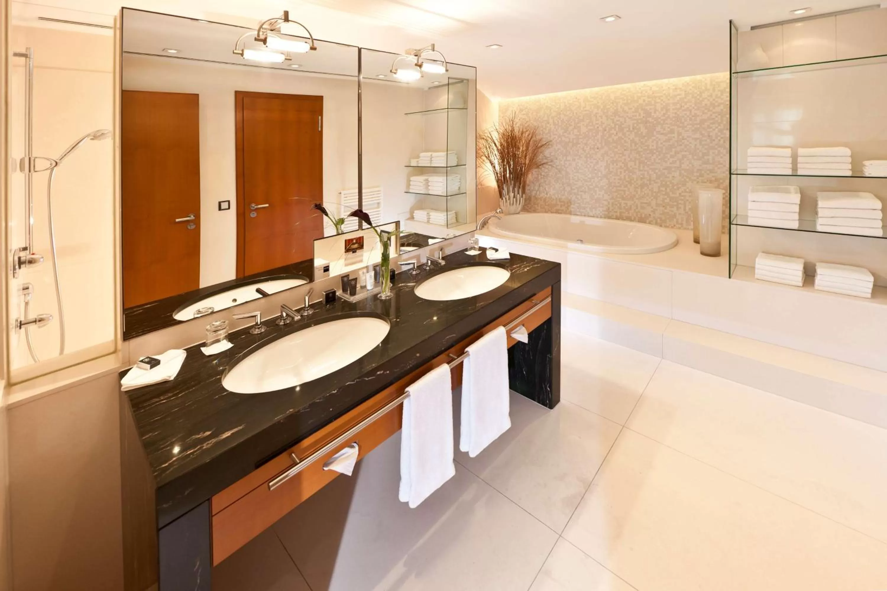 Shower in Dorint An der Messe Köln