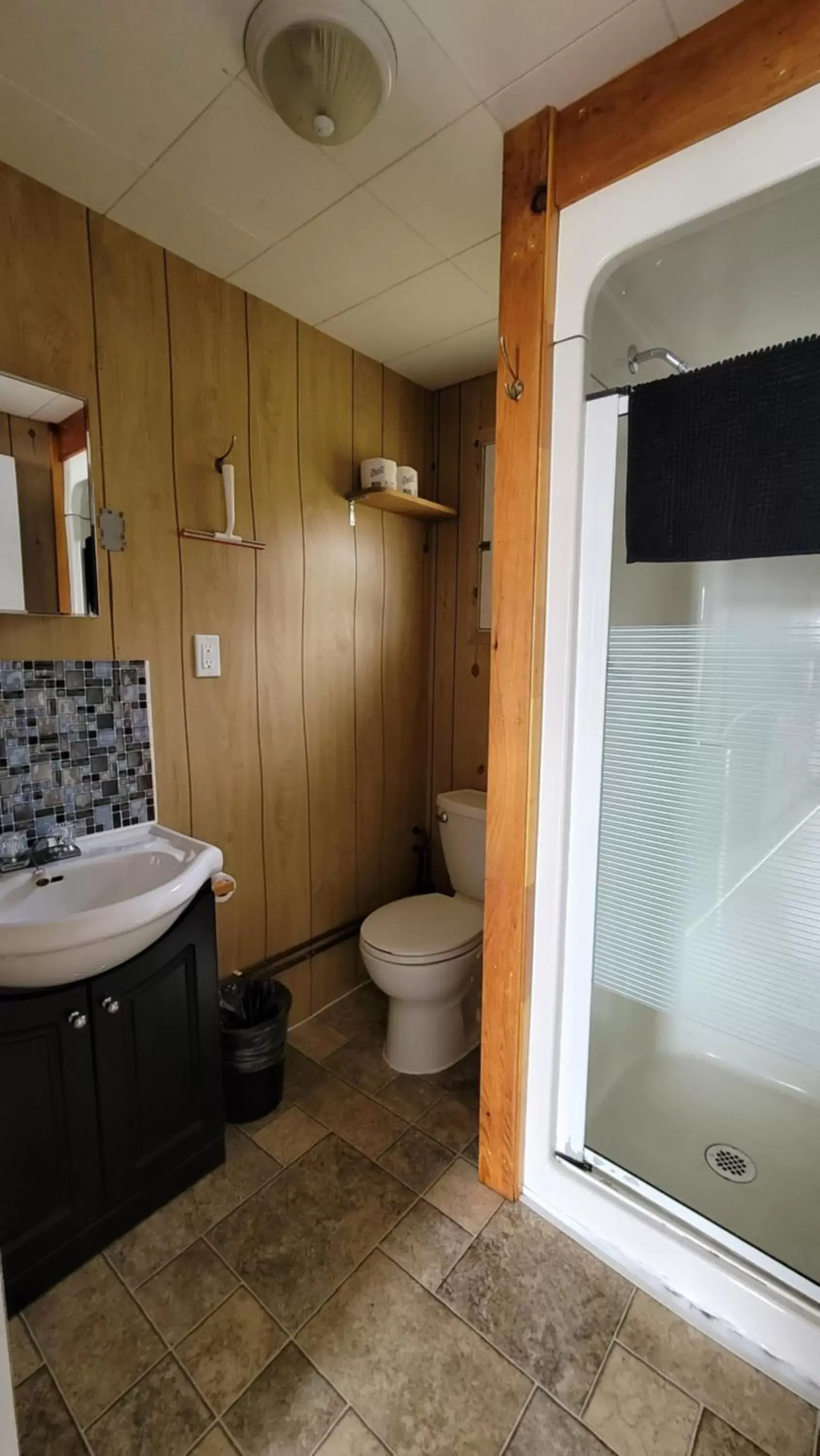 Bathroom in Parkway Cottage Resort and Trading Post