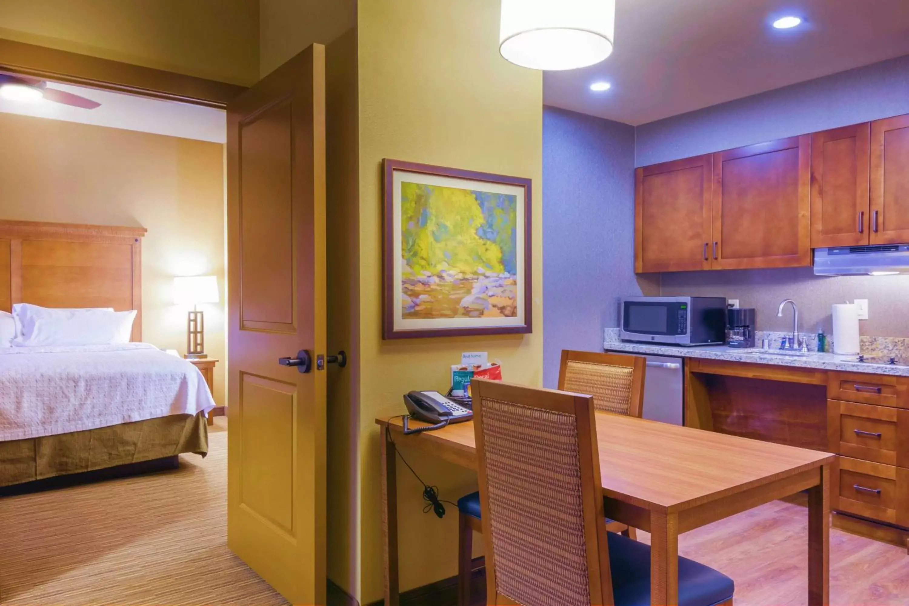 Bed, Kitchen/Kitchenette in Homewood Suites by Hilton Billings