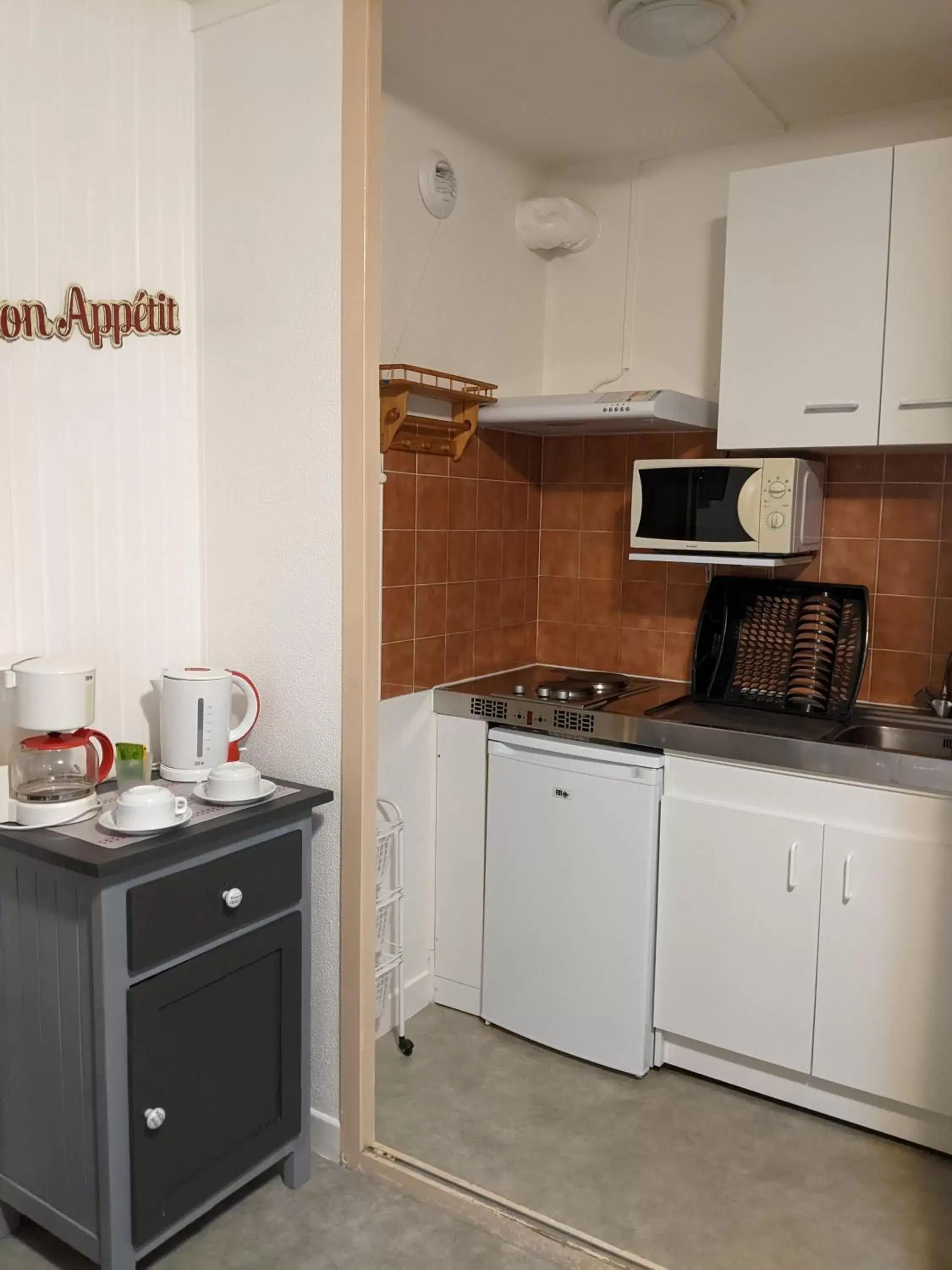 Kitchen/Kitchenette in Hôtel Studios Les Acacias