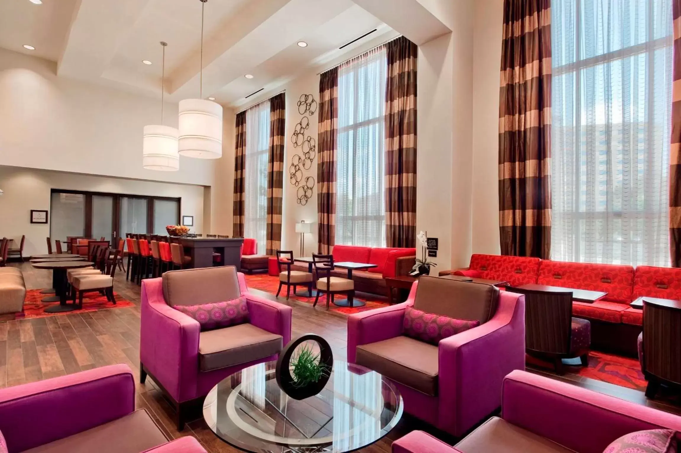 Lobby or reception, Lounge/Bar in Hampton Inn & Suites Detroit/Airport Romulus