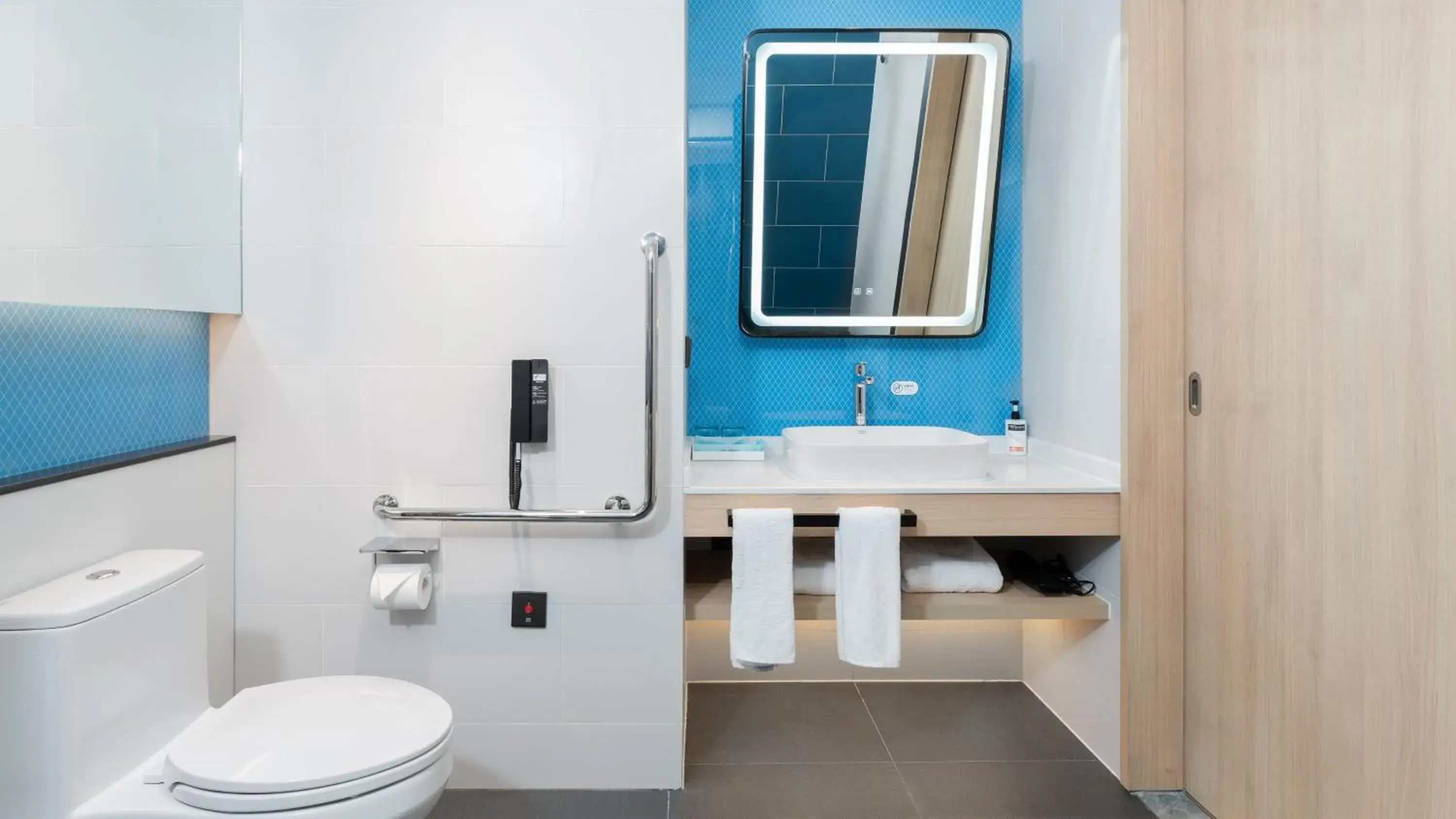 Photo of the whole room, Bathroom in Holiday Inn Express Dalian Golden Pebble Beach, an IHG Hotel