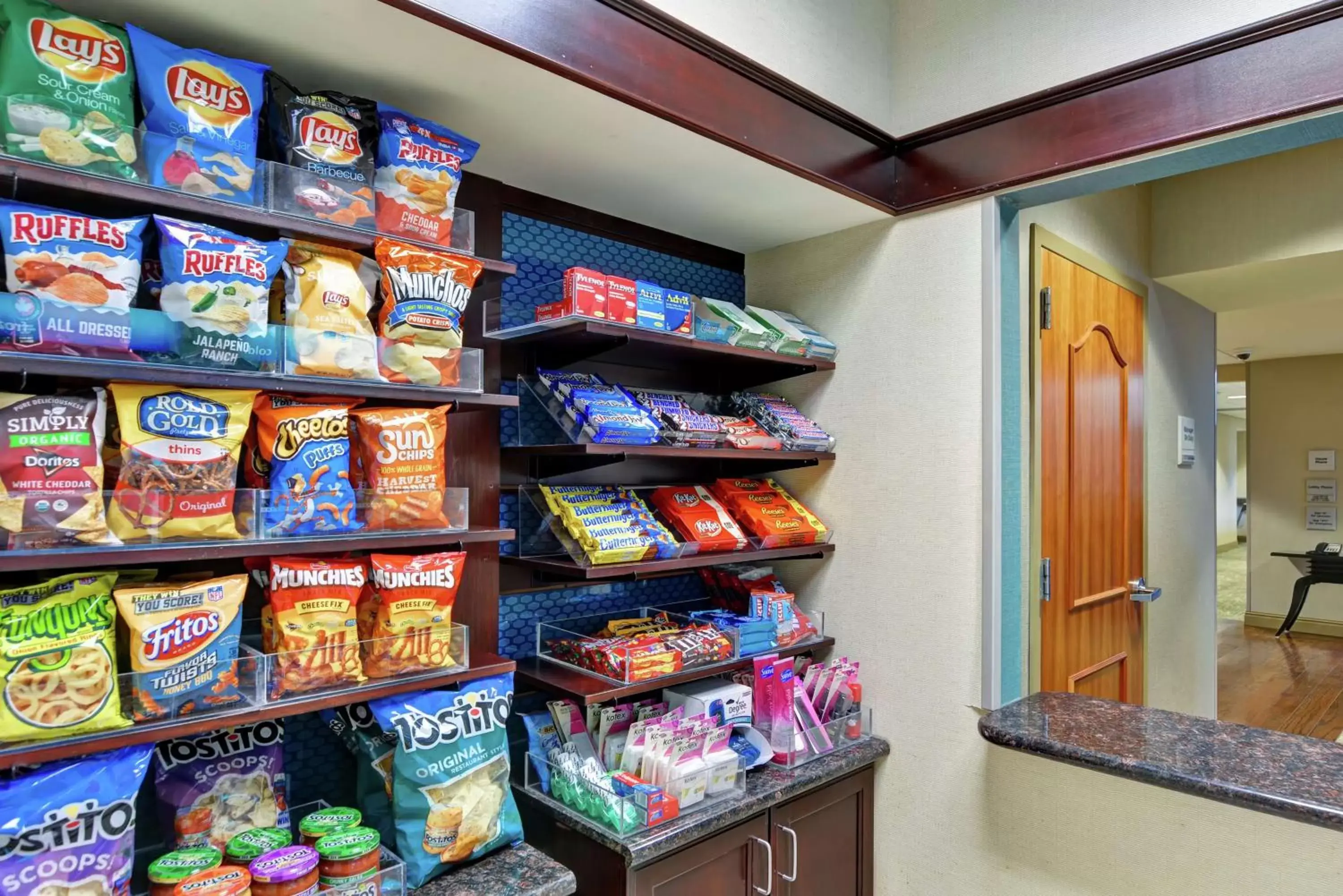 Dining area, Supermarket/Shops in Hampton Inn & Suites Wilkes-Barre