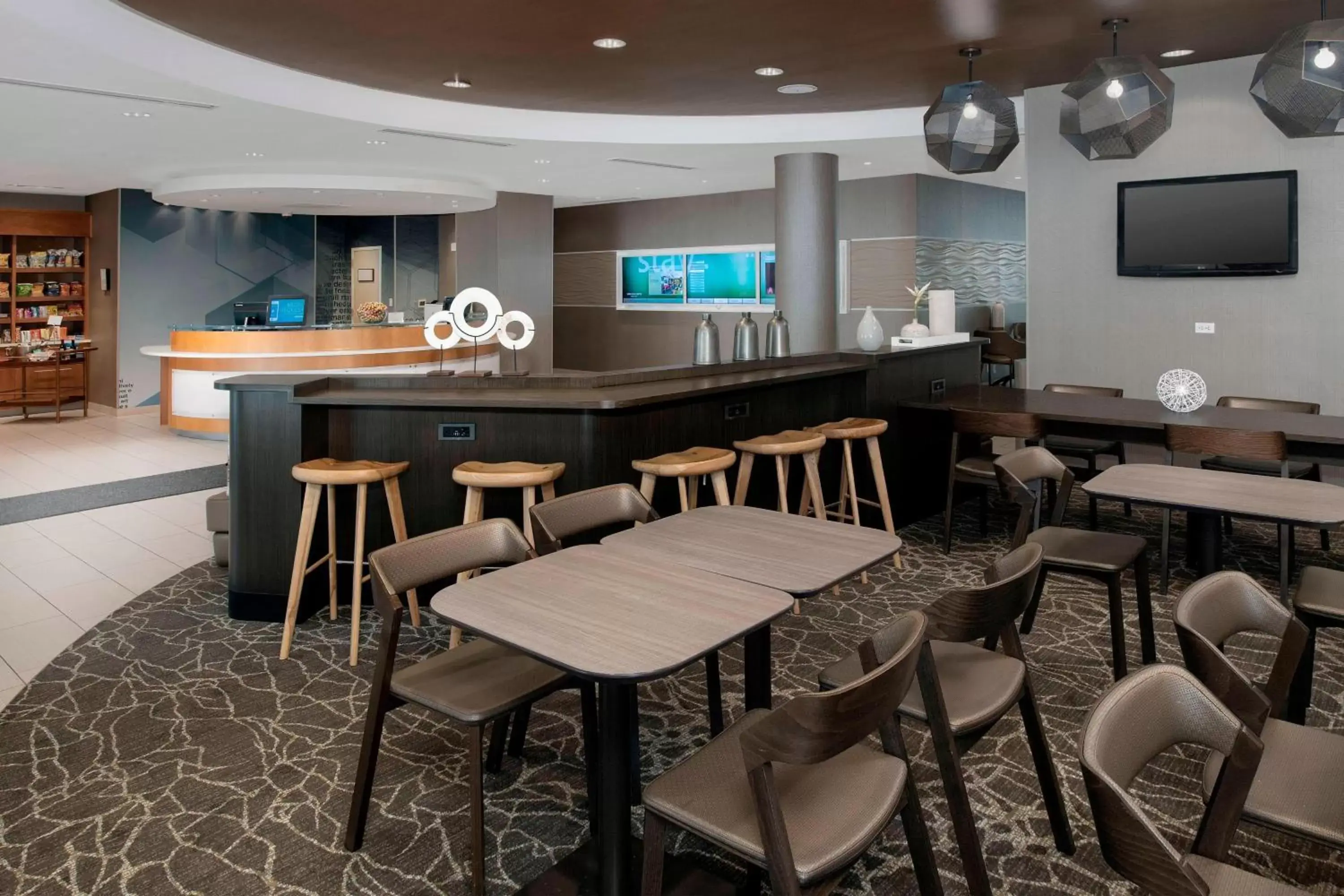 Breakfast, Lounge/Bar in SpringHill Suites Alexandria