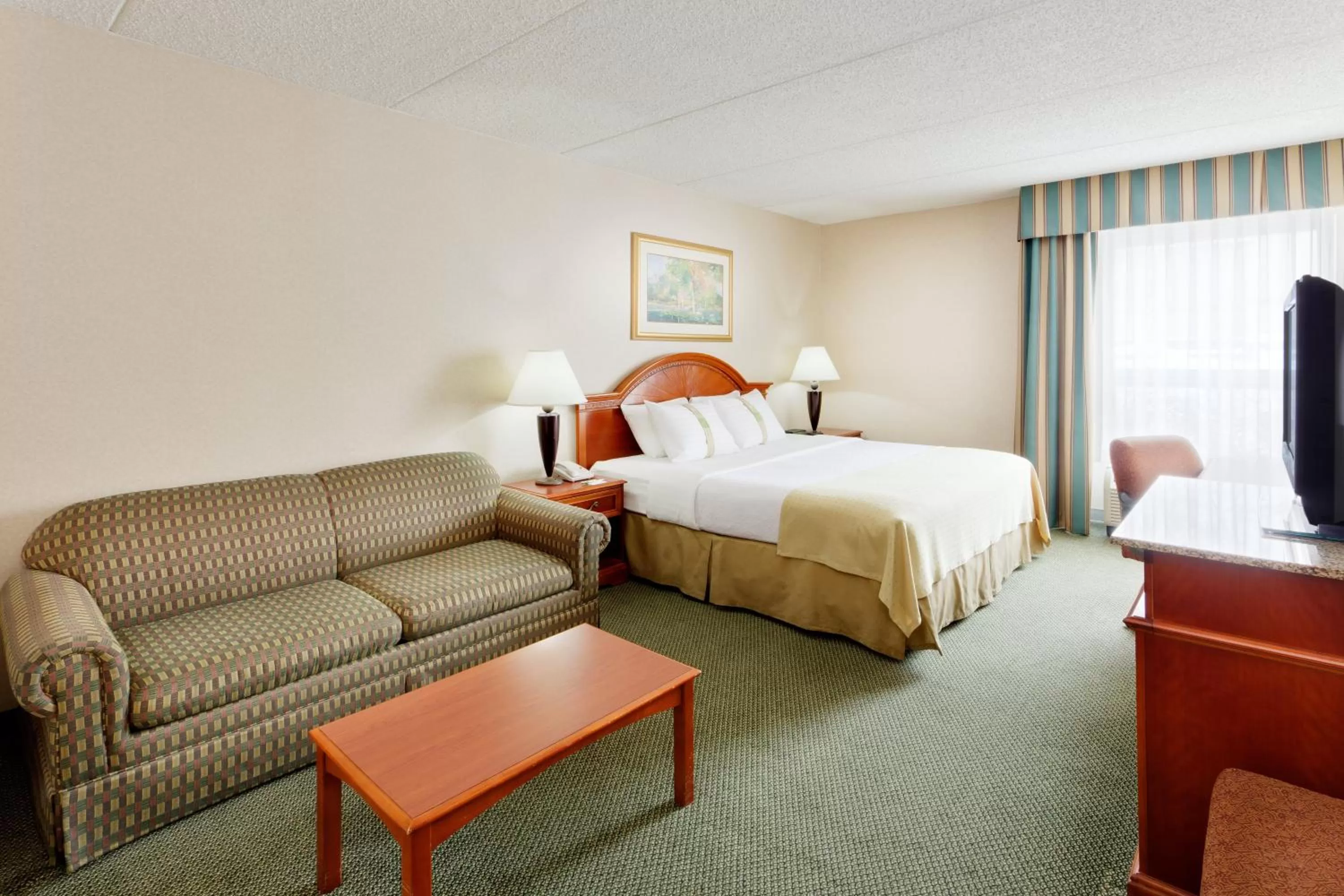 Photo of the whole room, Bed in Burrstone Inn, an Ascend Collection Hotel