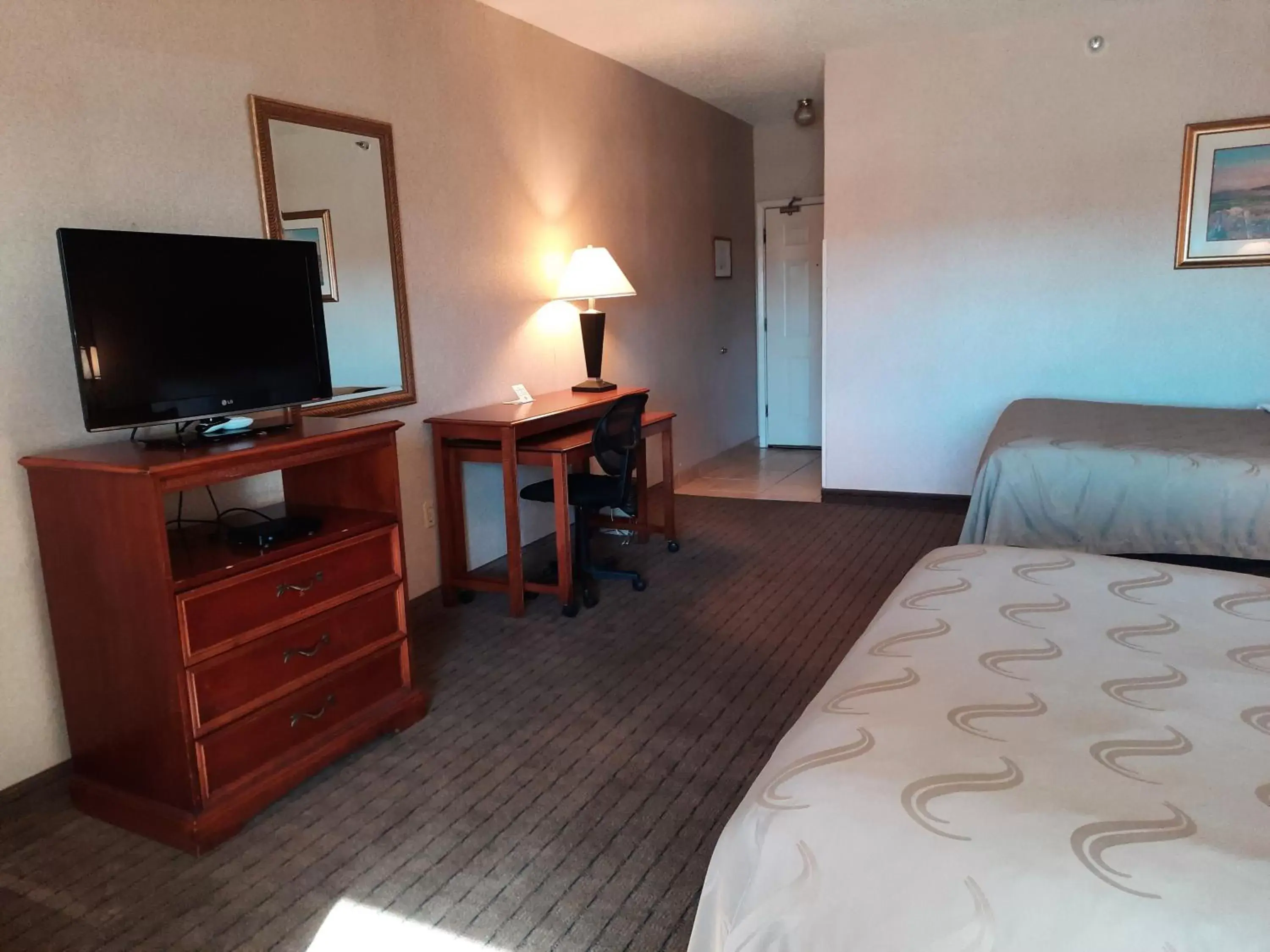 TV and multimedia, TV/Entertainment Center in Quality Inn & Suites Grants