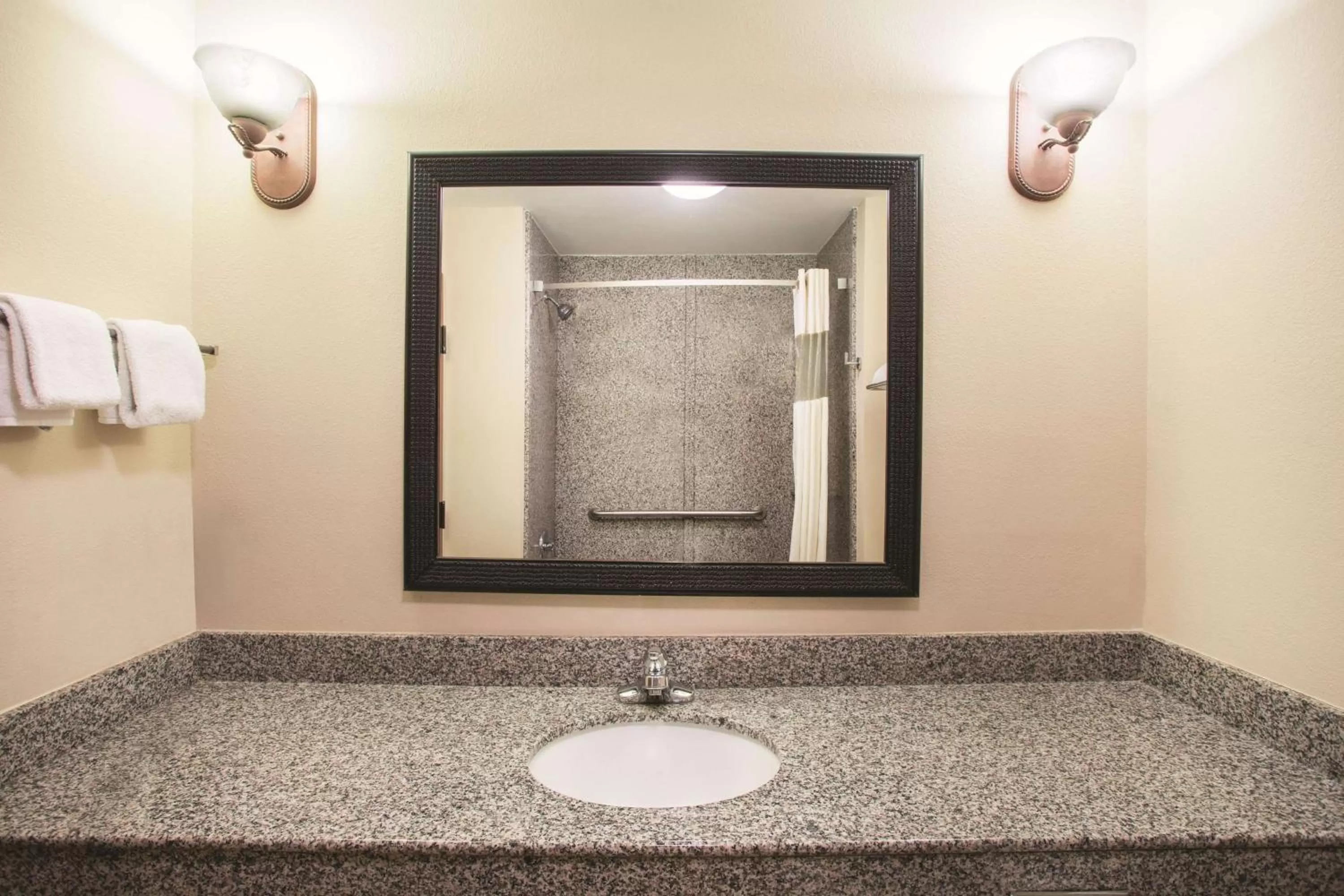 Photo of the whole room in La Quinta by Wyndham Kingsland/Kings Bay Naval B