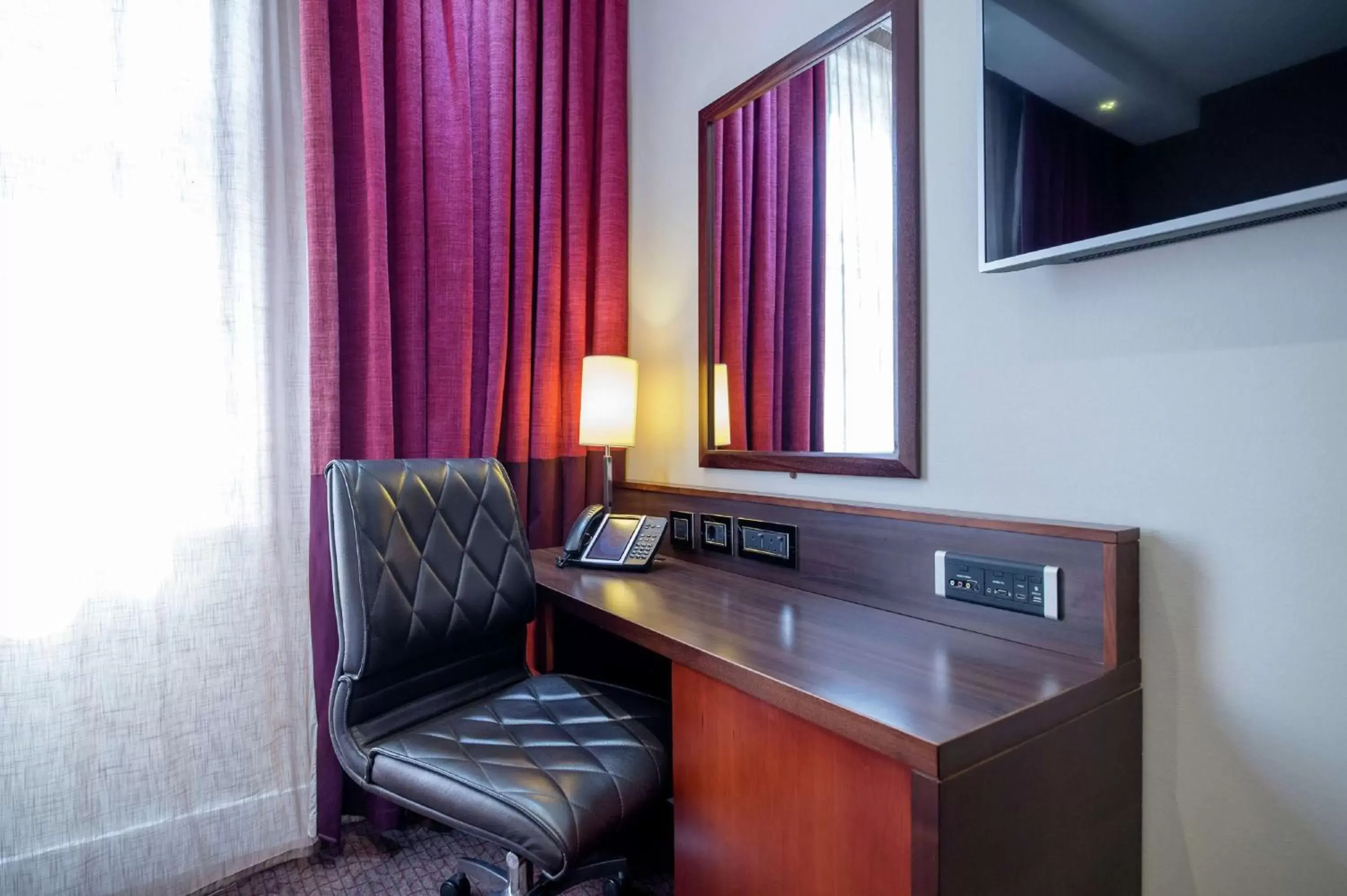 Bedroom, TV/Entertainment Center in DoubleTree by Hilton Hotel London - Marble Arch