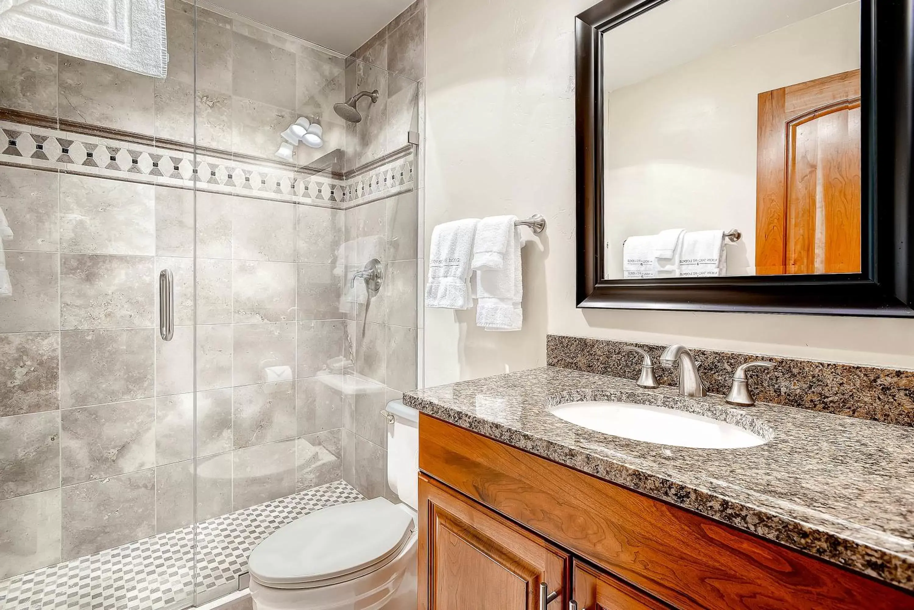 Shower, Bathroom in Lion Square Lodge