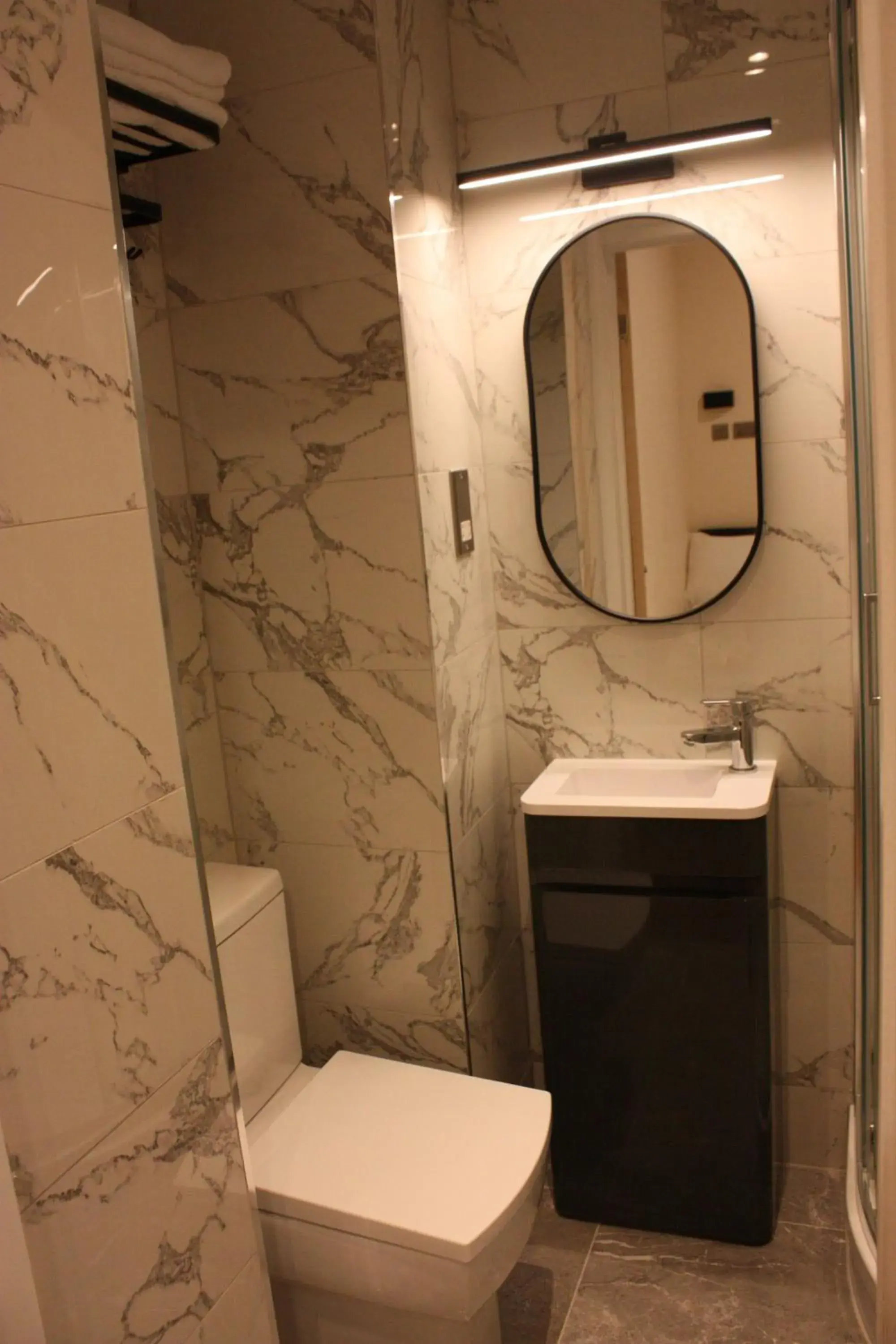 Shower, Bathroom in Hotel Olympia