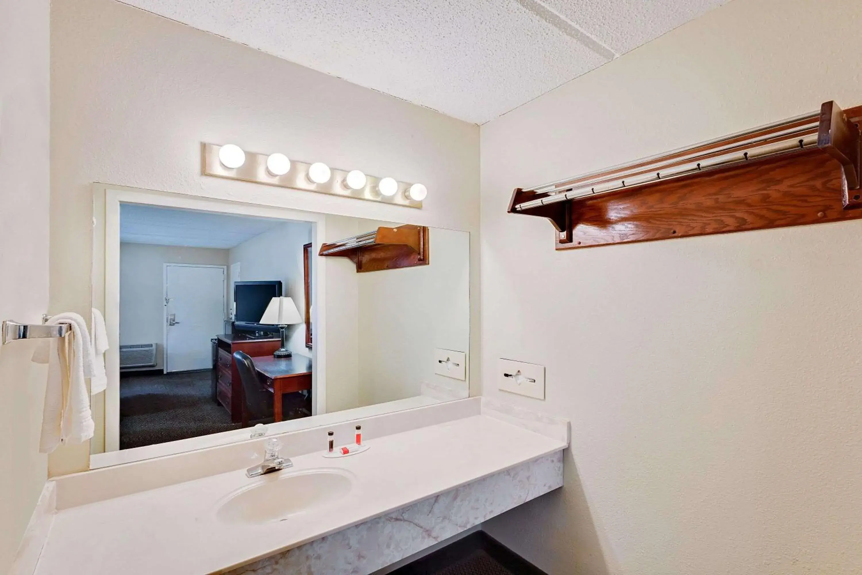 Bathroom in Days Inn by Wyndham Bay City