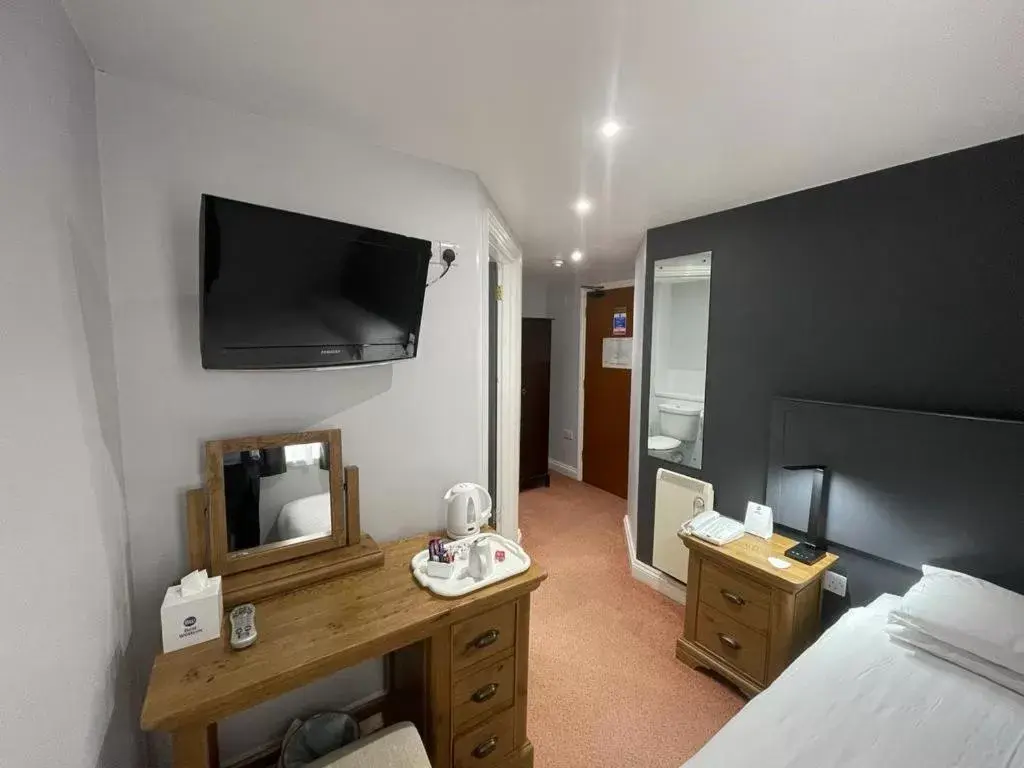 Bed, TV/Entertainment Center in Best Western Claydon Hotel