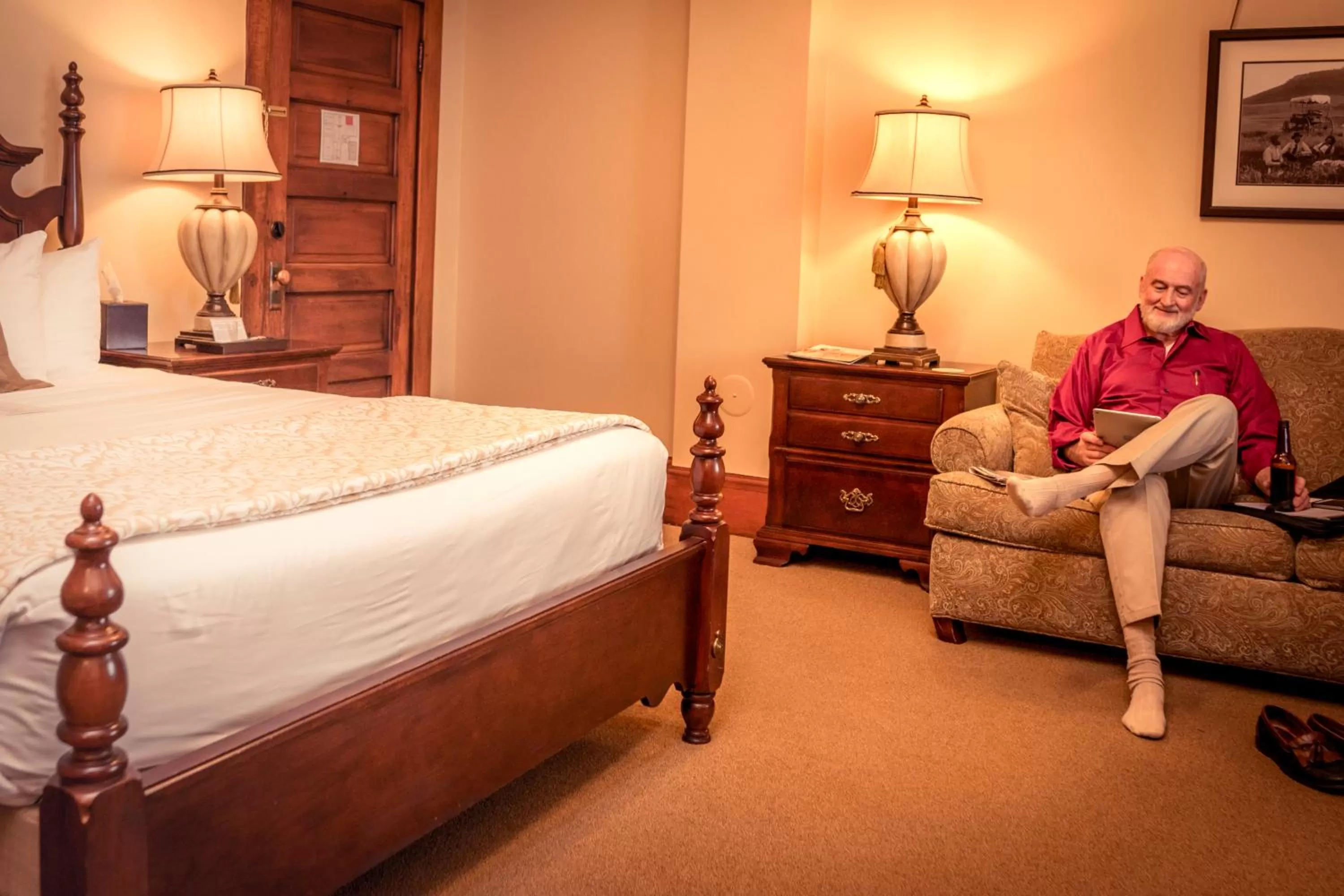 Seating area, Bed in The Sacajawea Hotel