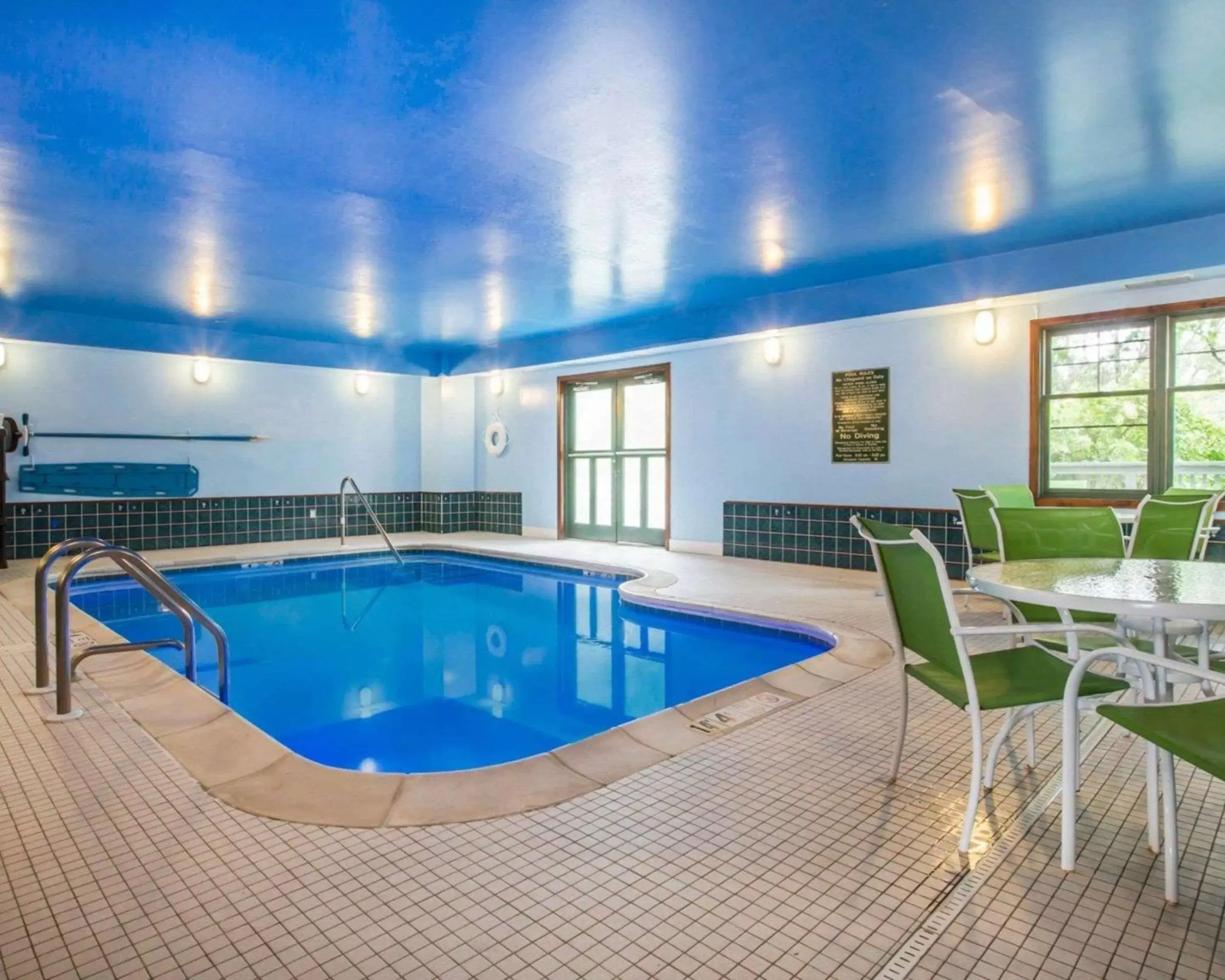 Swimming Pool in Econo Lodge Glens Falls - Lake George