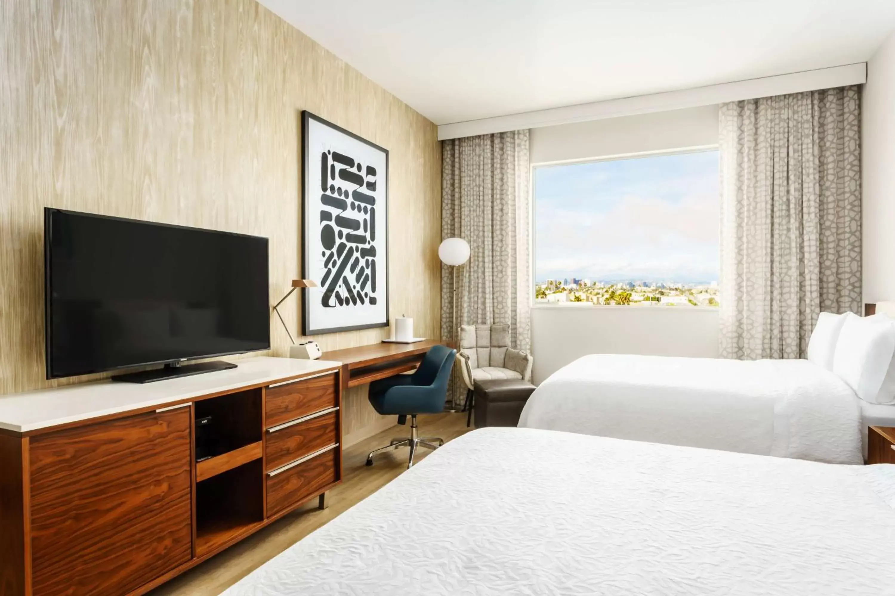 Bed, TV/Entertainment Center in Hampton Inn & Suites Santa Monica