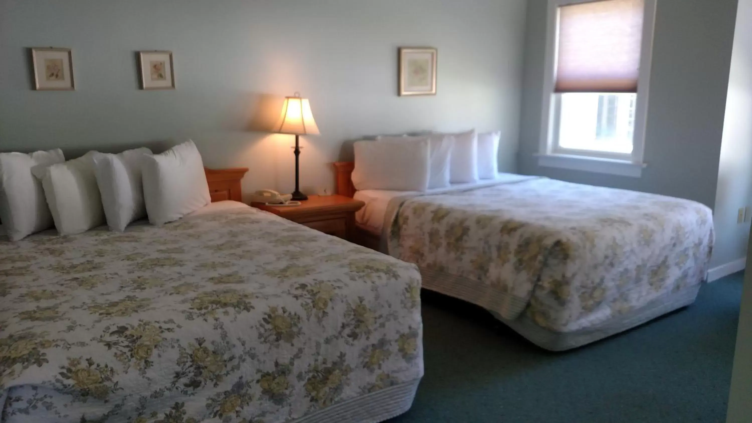 Bedroom, Bed in Spruce Lane Lodge and Cottages