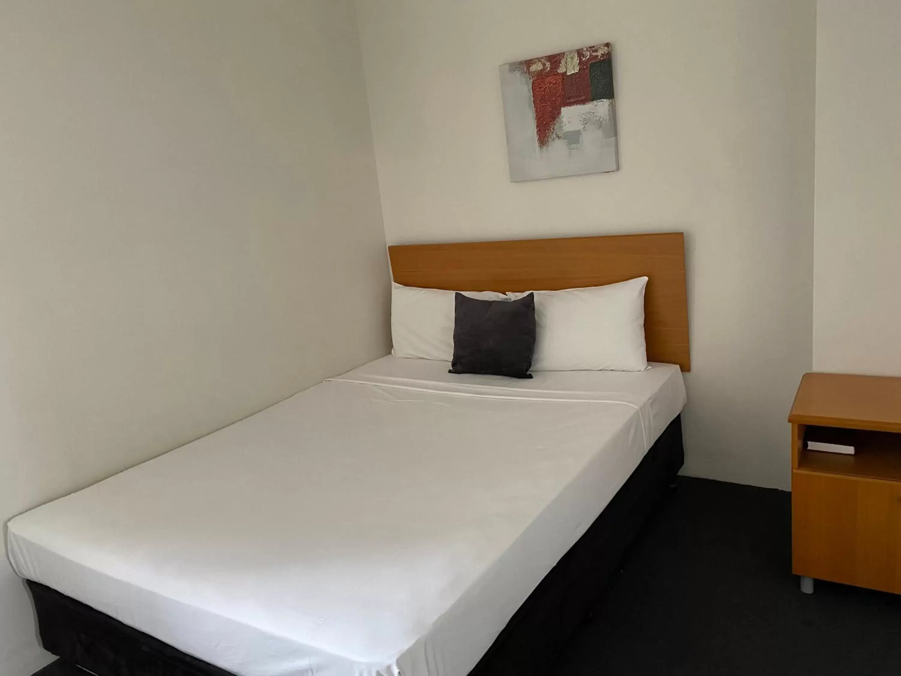 Bed in Cosmopolitan Motel & Serviced Apartments