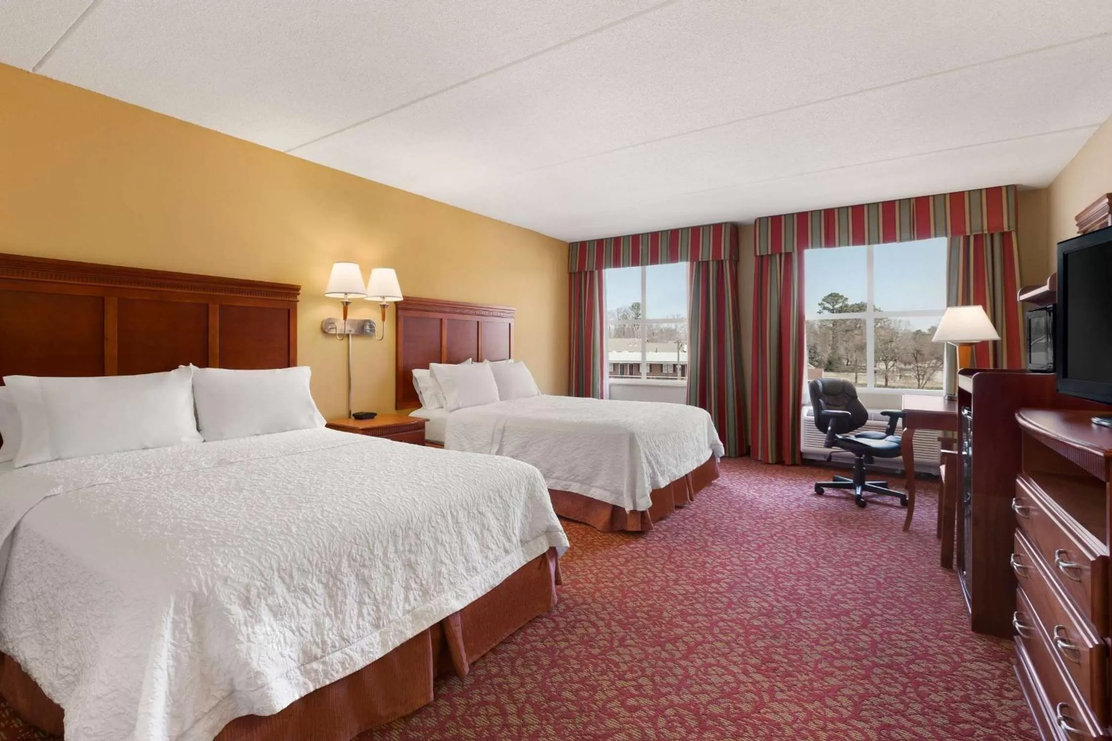 Bed in Hampton Inn & Suites Williamsburg Historic District