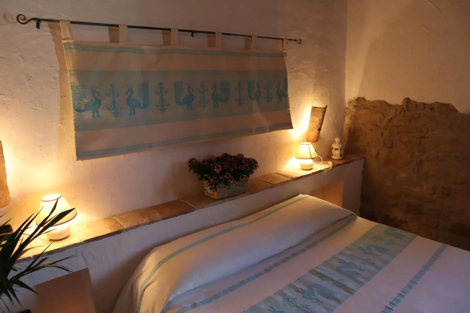 Bed in Hammam Rooms and Restaurant, Cagliari, Senorbí