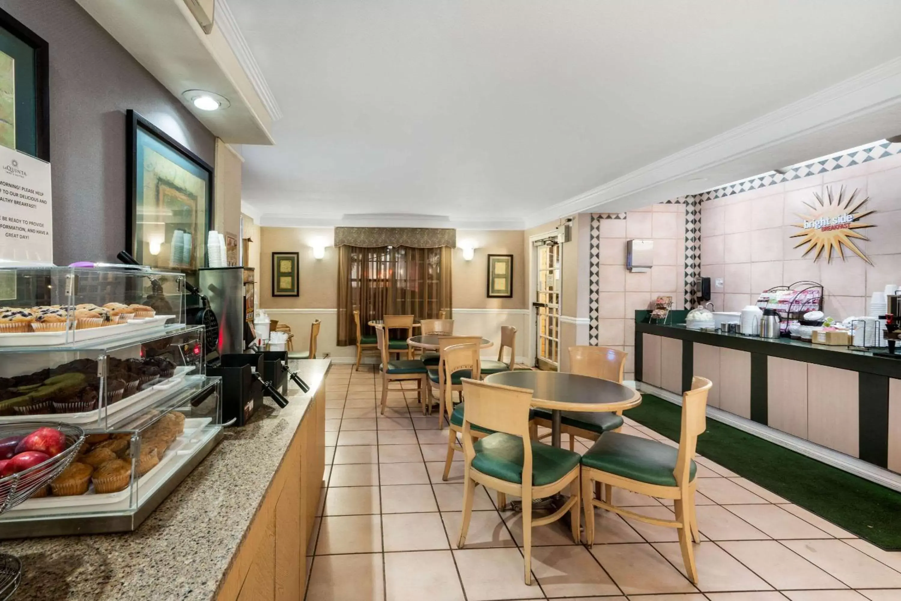 Restaurant/Places to Eat in La Quinta Inn by Wyndham Phoenix Thomas Road