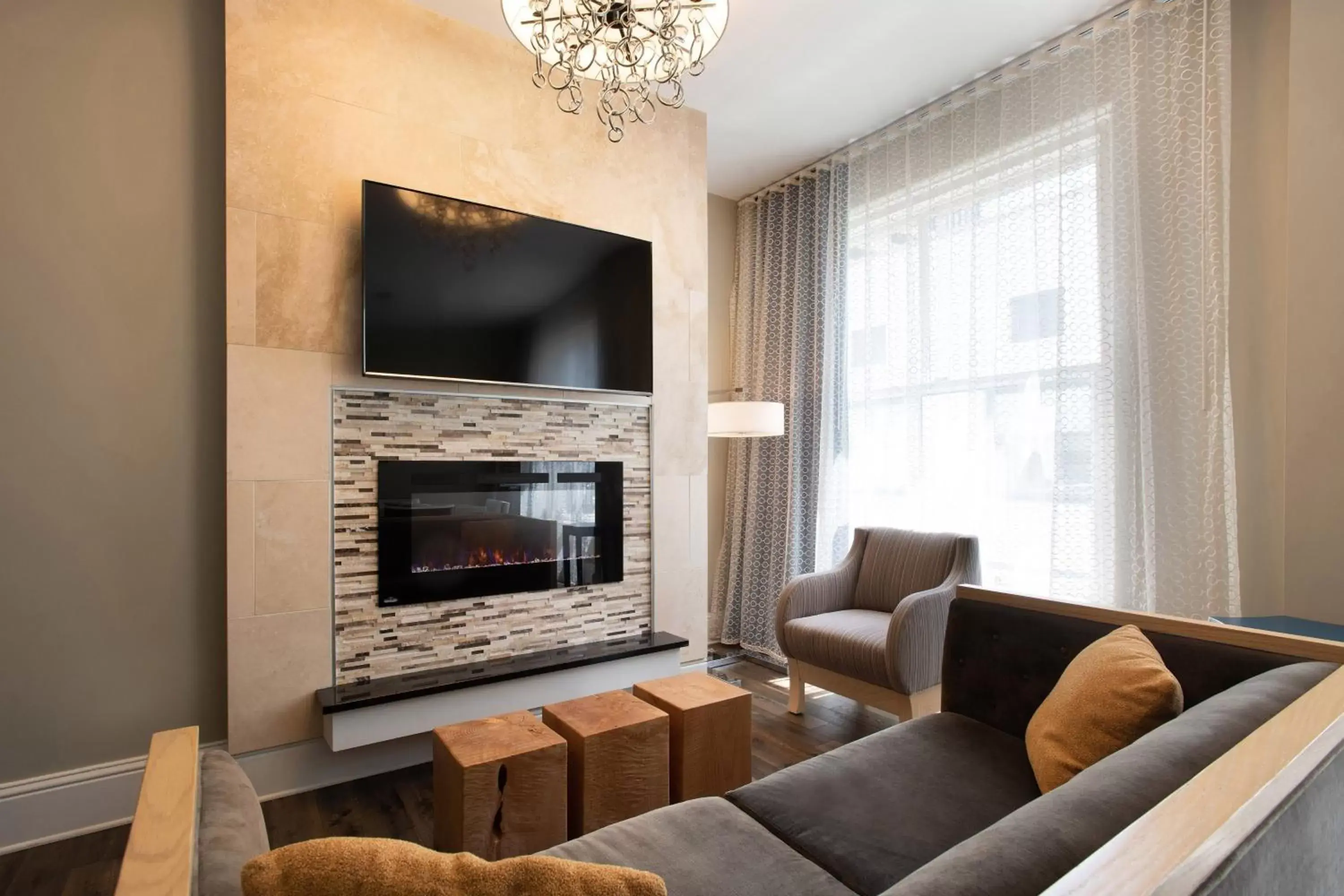 Living room, Seating Area in Magnolia Hotel Denver, a Tribute Portfolio Hotel