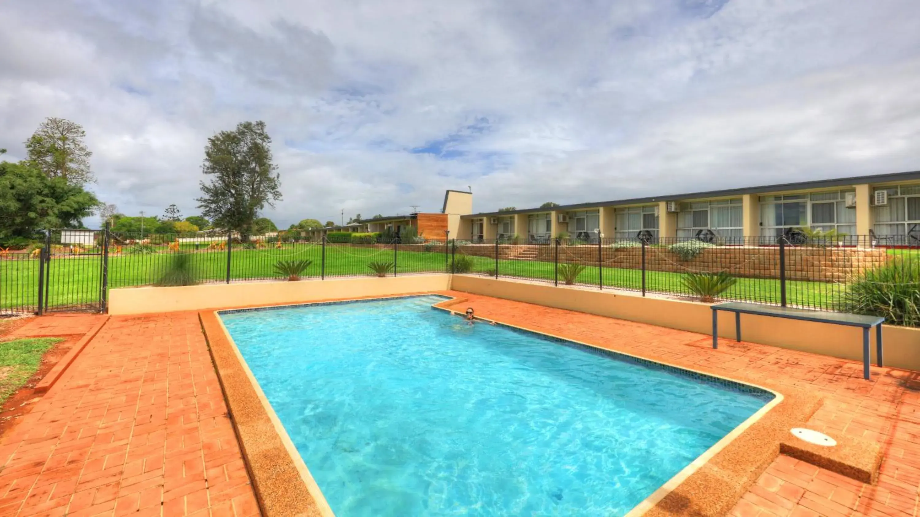 Swimming Pool in Atherton Motel