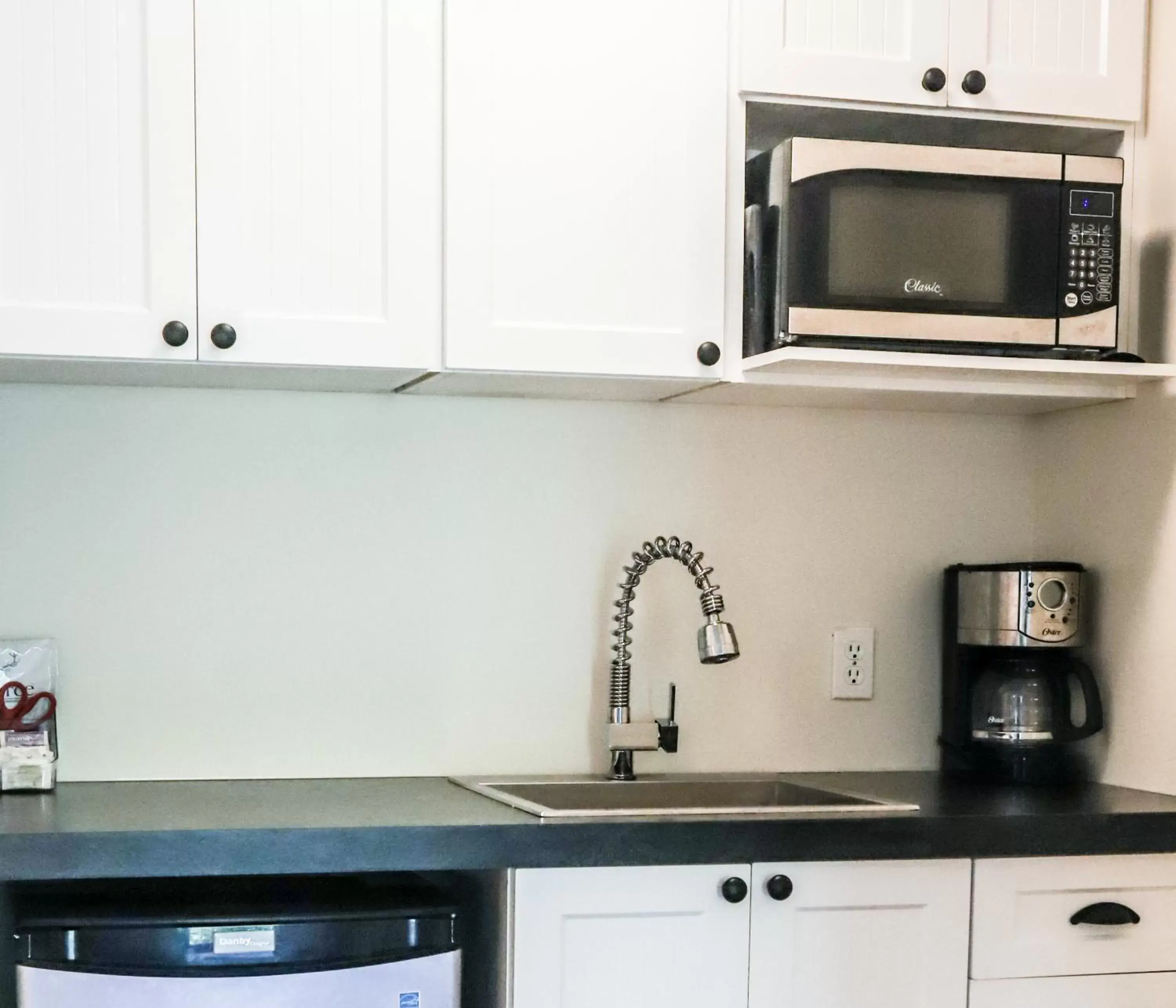 Coffee/tea facilities, Kitchen/Kitchenette in West Coast Trail Lodge