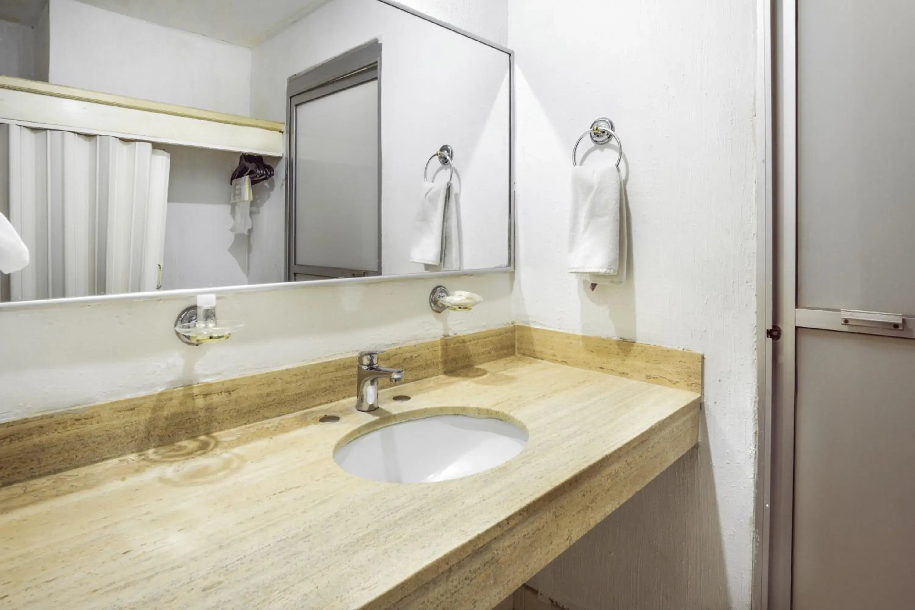 Property building, Bathroom in Hotel San Jorge